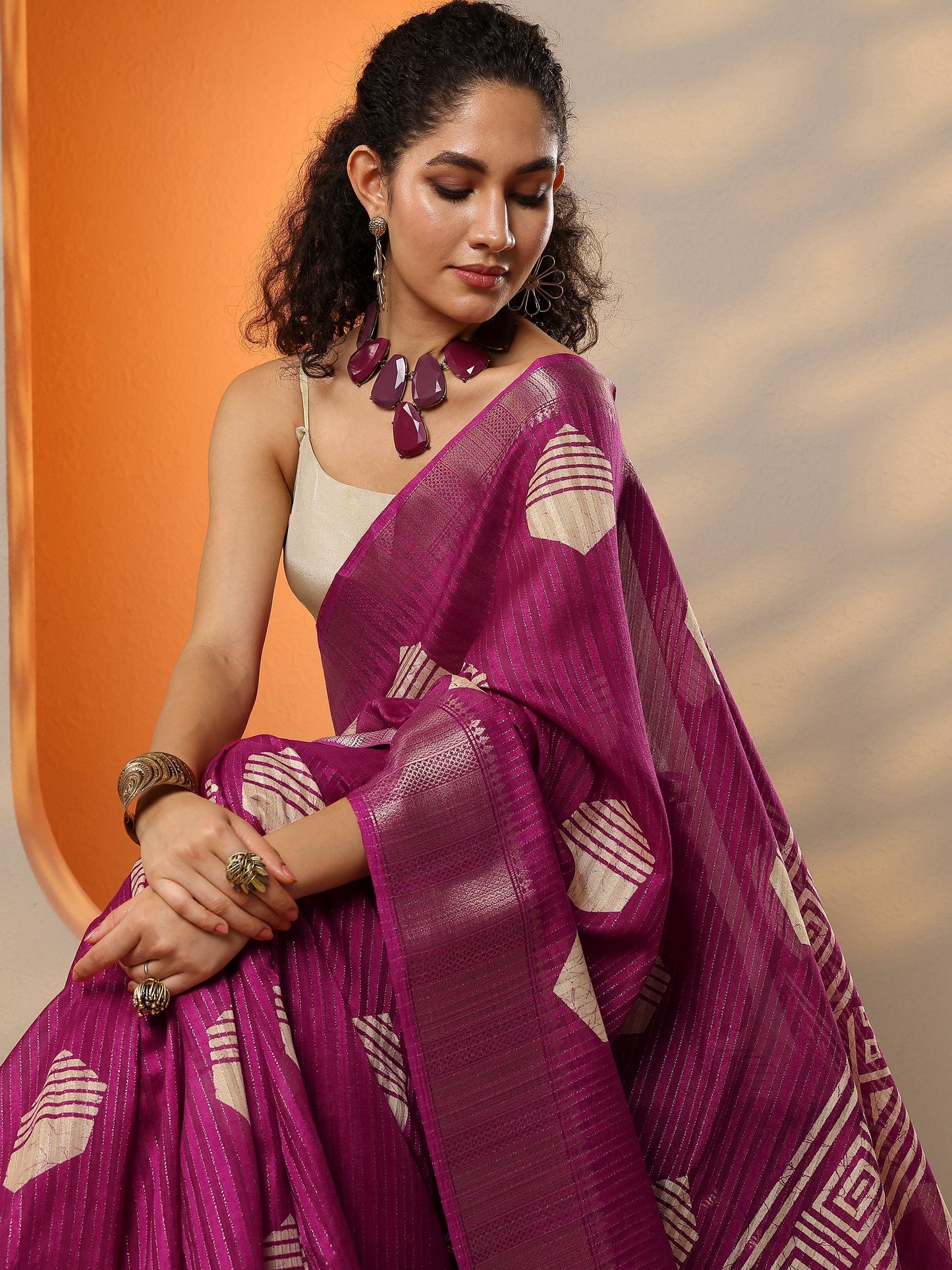 Magenta Printed Silk Blend Saree With Unstitched Blouse Piece