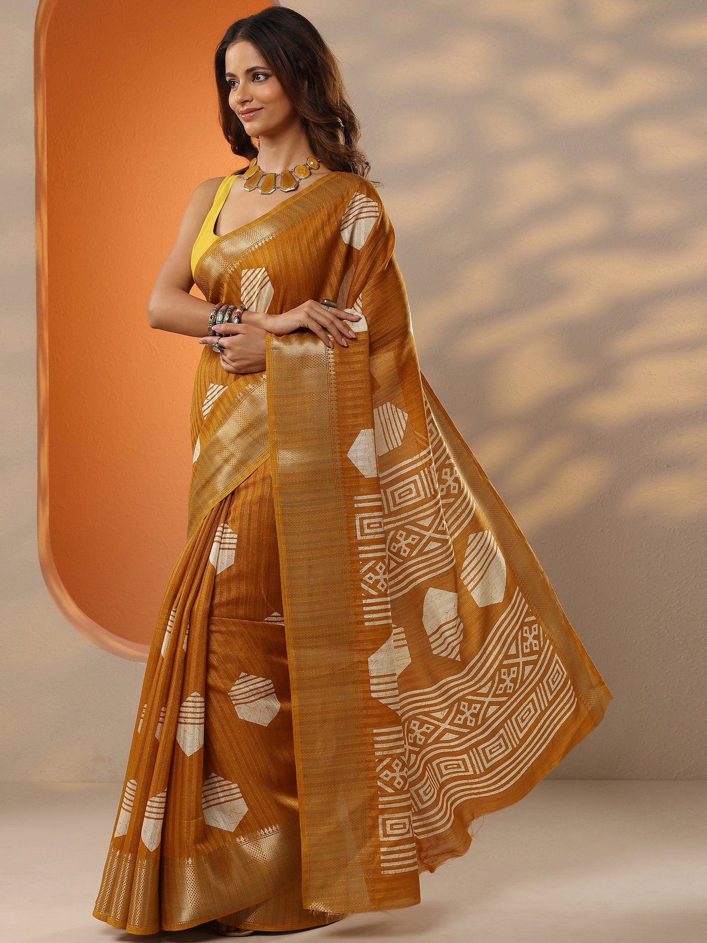 Mustard Printed Silk Blend Saree With Unstitched Blouse Piece