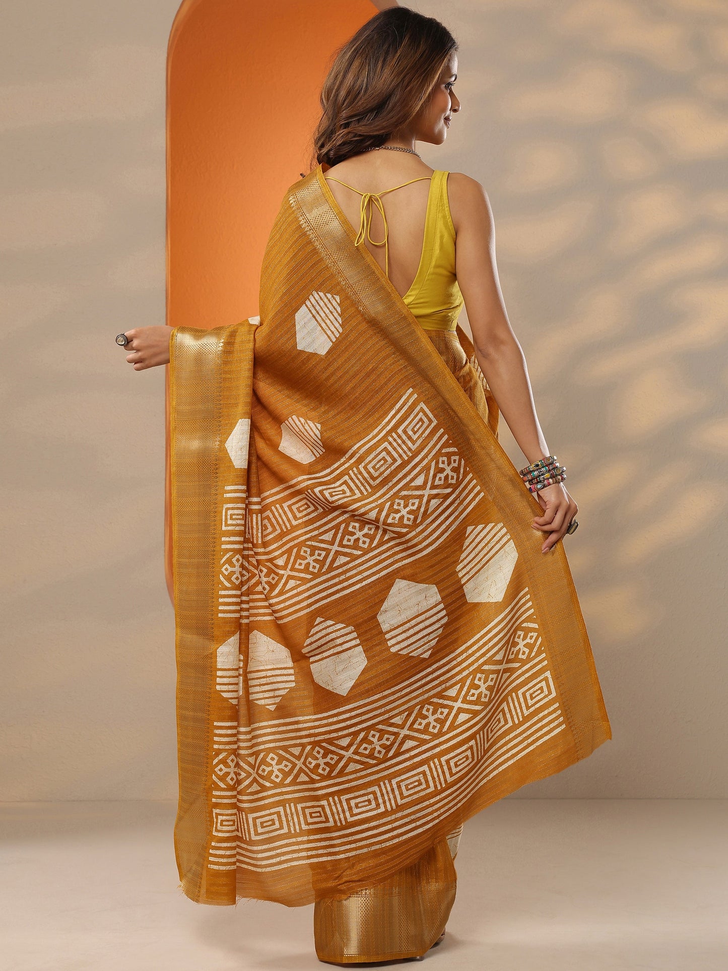 Mustard Printed Silk Blend Saree With Unstitched Blouse Piece
