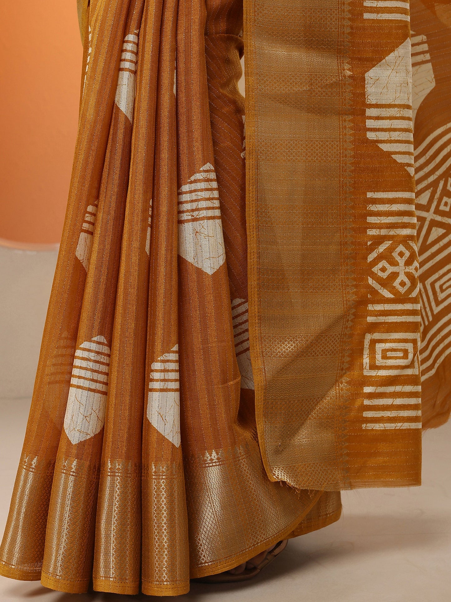 Mustard Printed Silk Blend Saree With Unstitched Blouse Piece