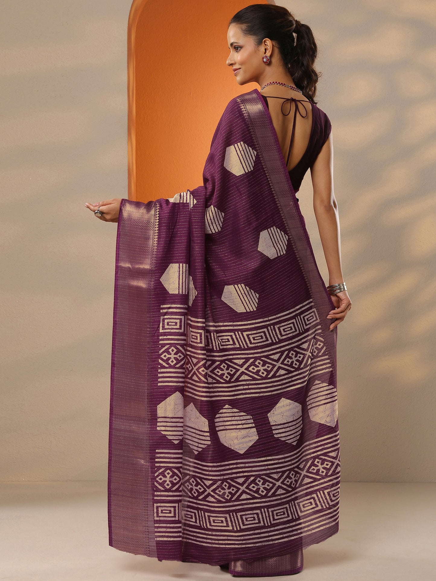 Burgundy Printed Silk Blend Saree With Unstitched Blouse Piece