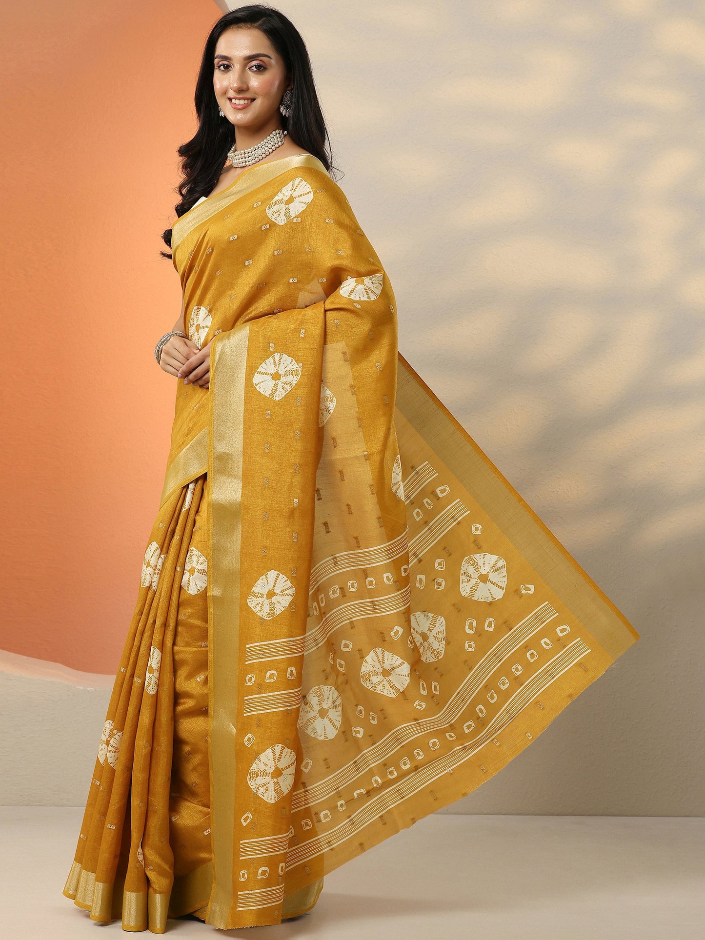 Mustard Printed Silk Blend Saree With Unstitched Blouse Piece