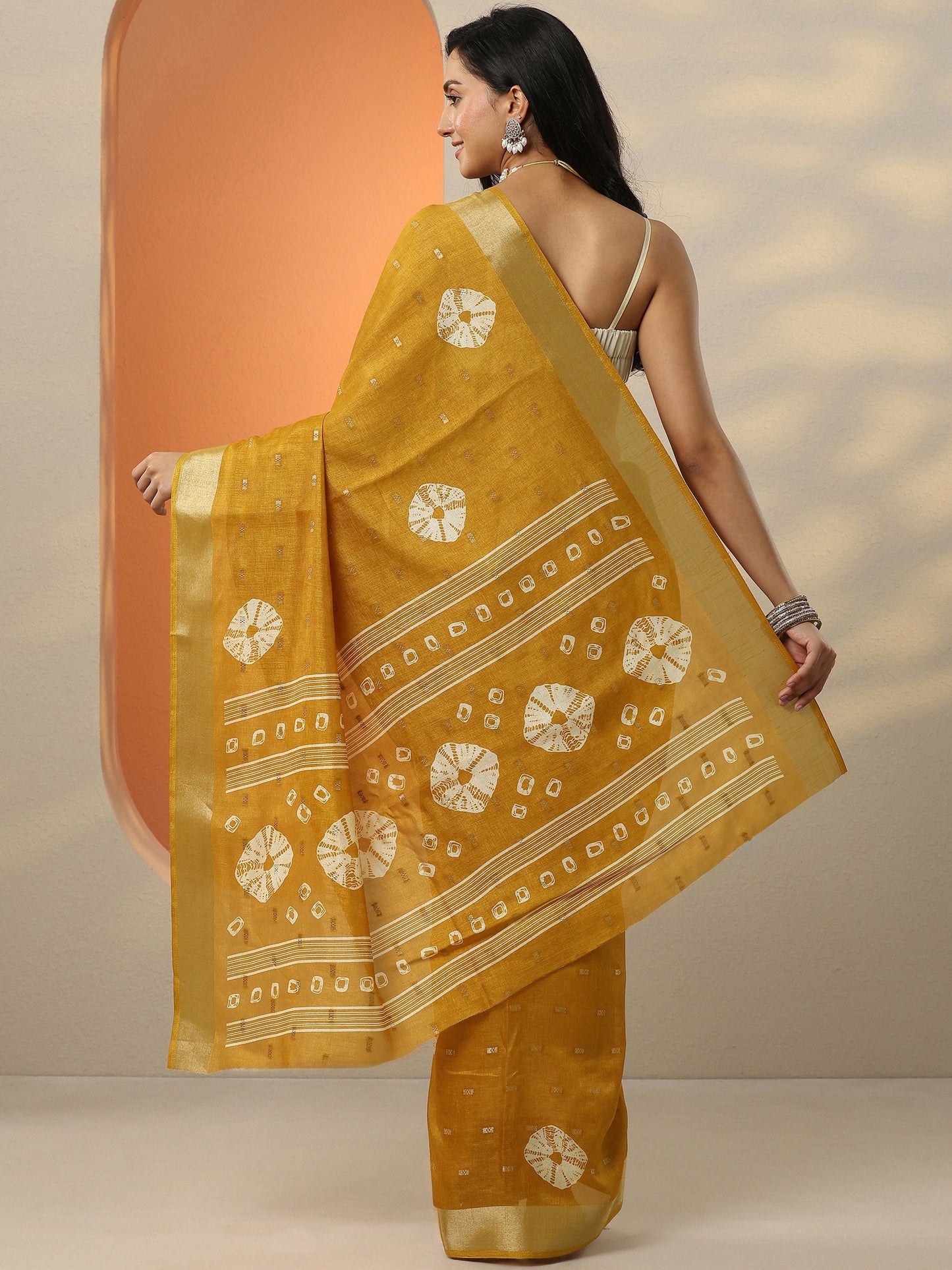 Mustard Printed Silk Blend Saree With Unstitched Blouse Piece