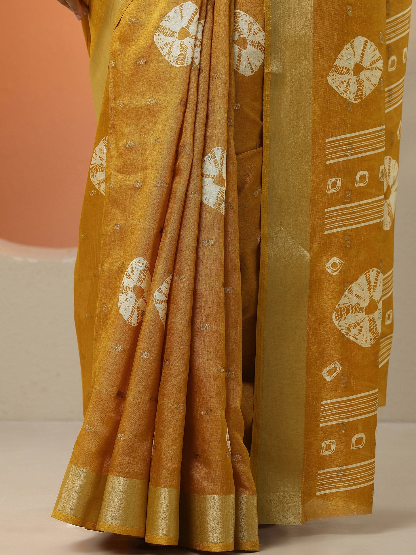 Mustard Printed Silk Blend Saree With Unstitched Blouse Piece