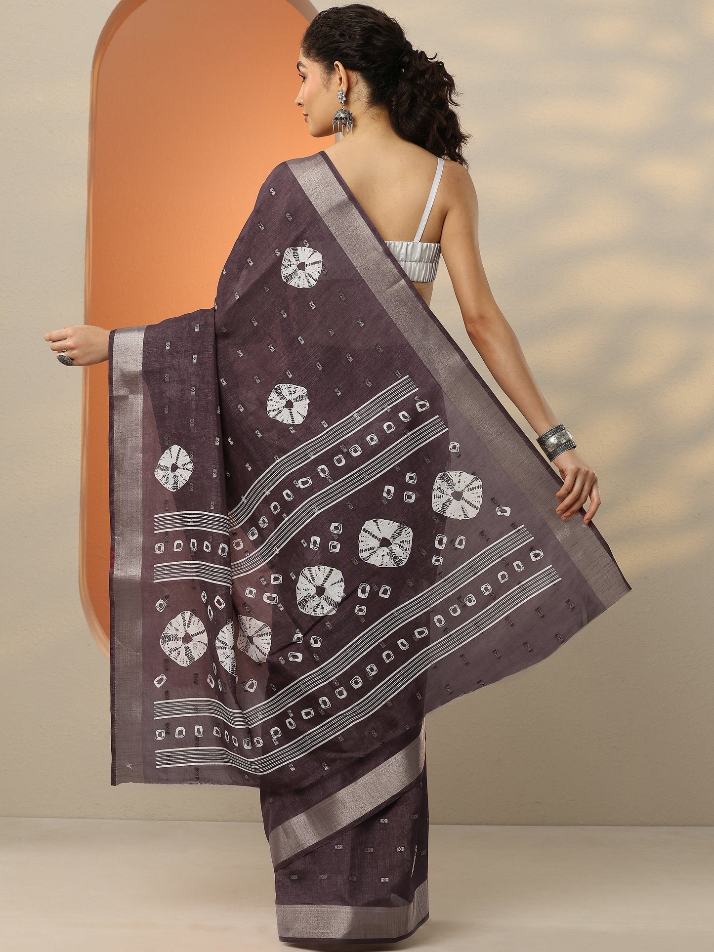 Brown Printed Silk Blend Saree With Unstitched Blouse Piece