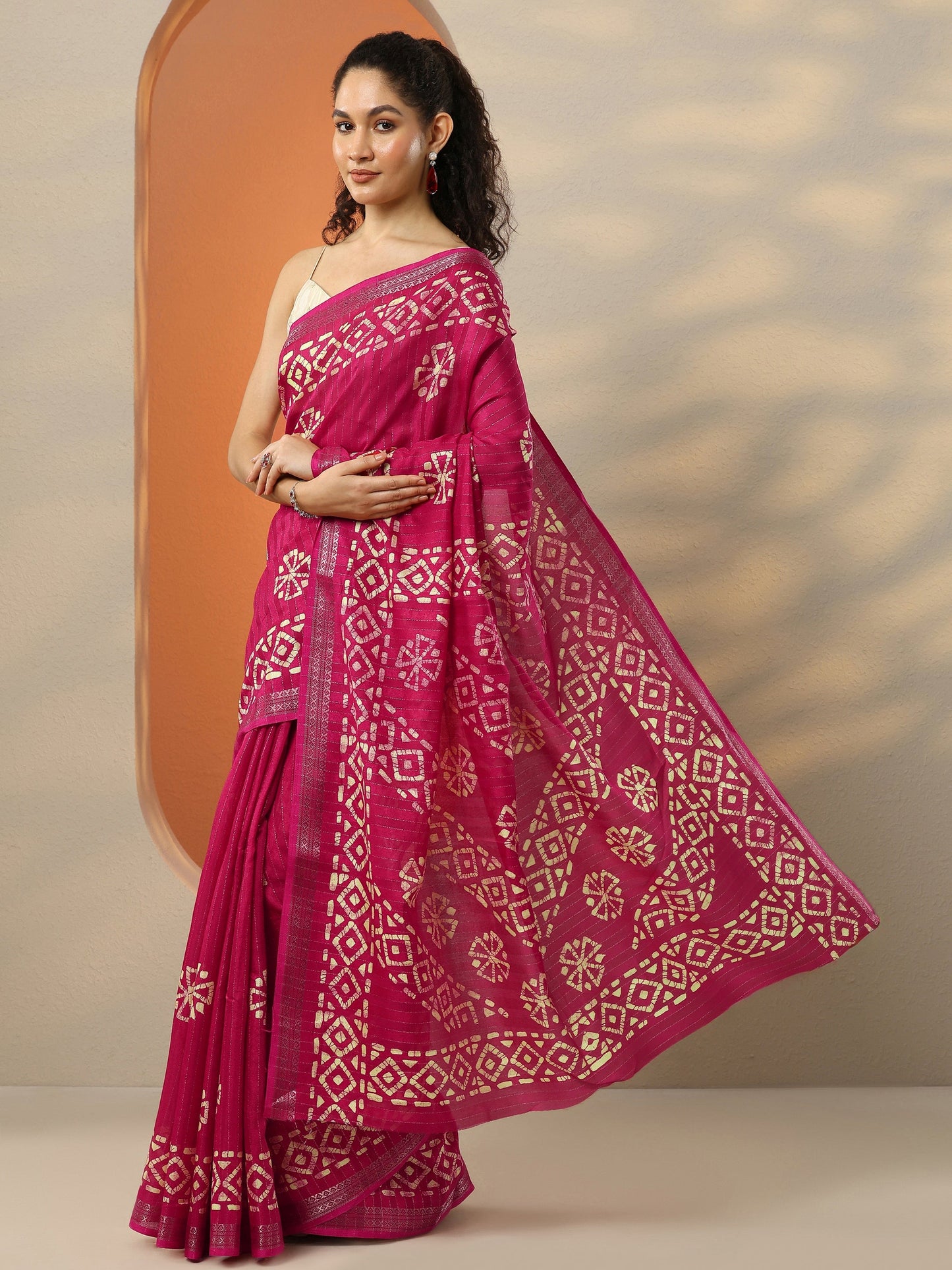 Red Printed Silk Blend Saree With Unstitched Blouse Piece
