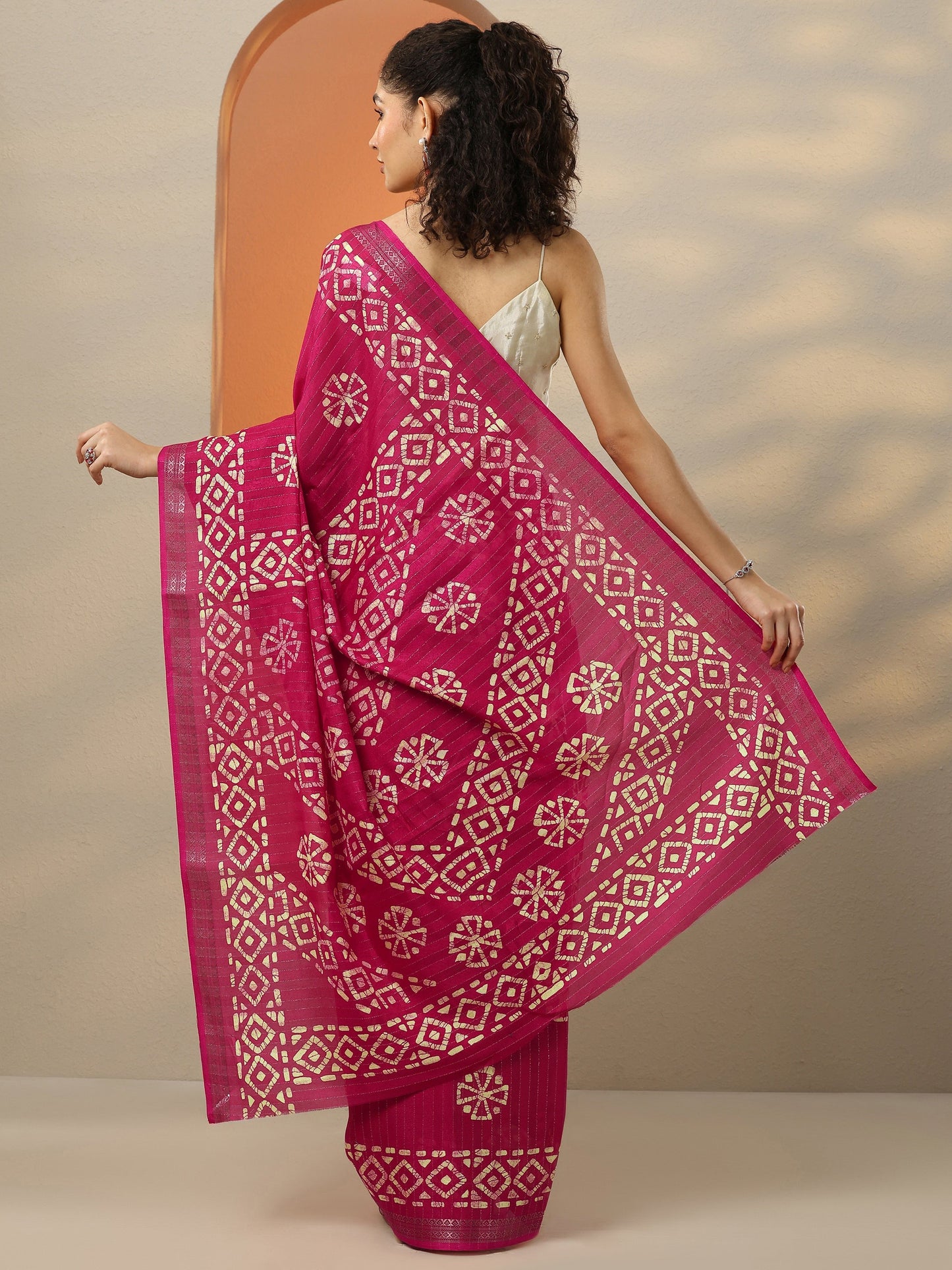 Red Printed Silk Blend Saree With Unstitched Blouse Piece