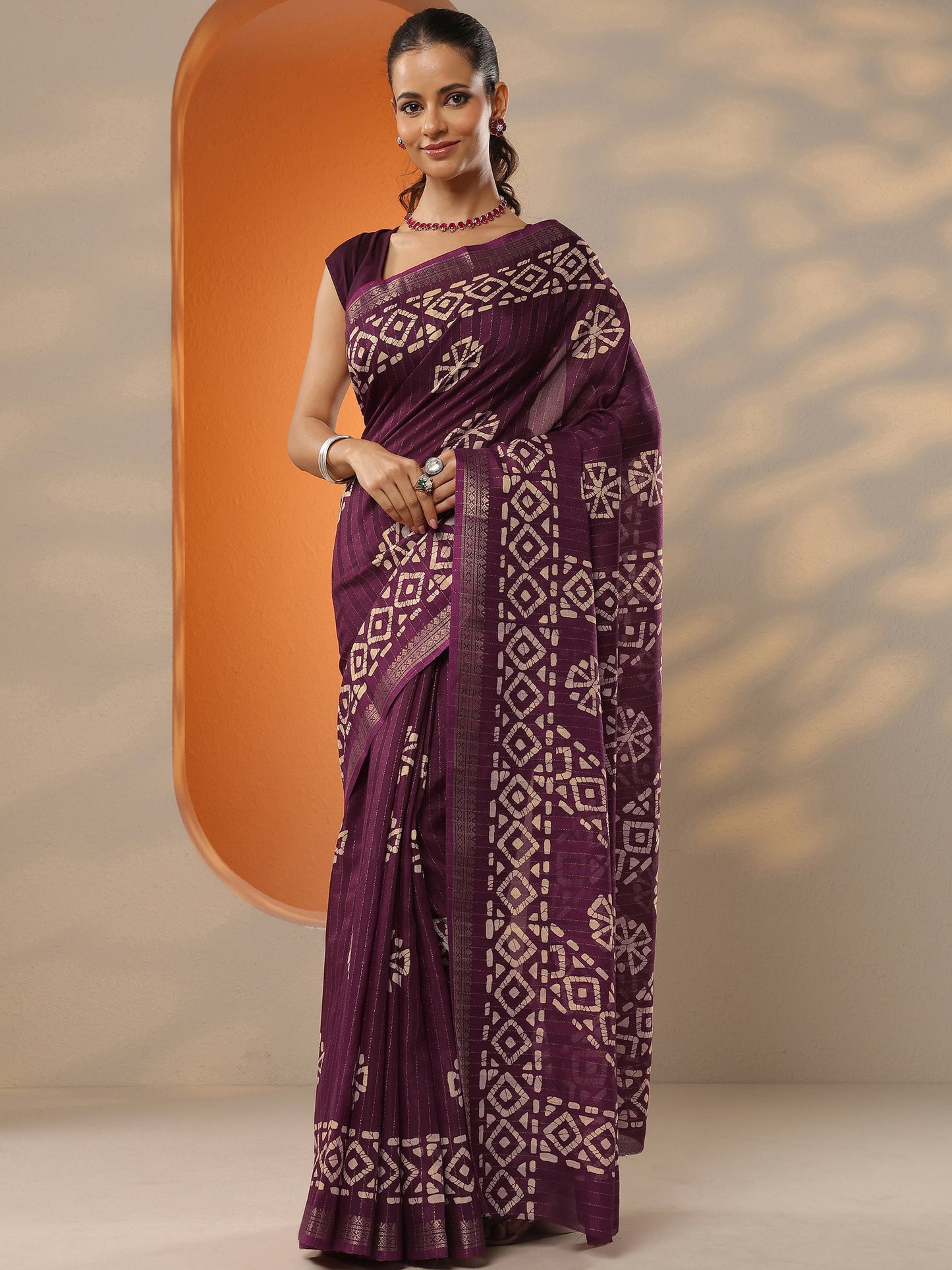 Maroon Printed Silk Blend Saree With Unstitched Blouse Piece