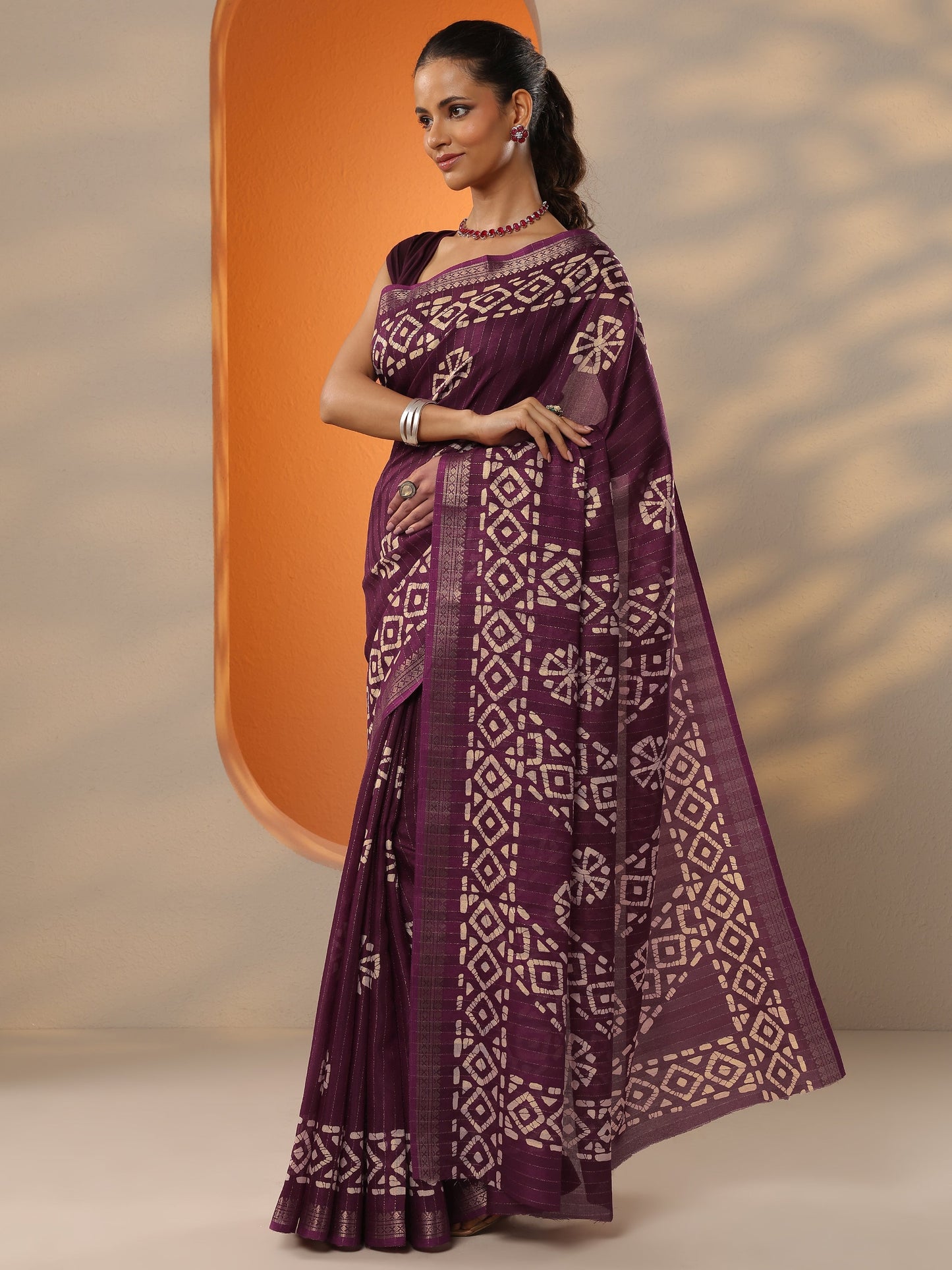 Maroon Printed Silk Blend Saree With Unstitched Blouse Piece