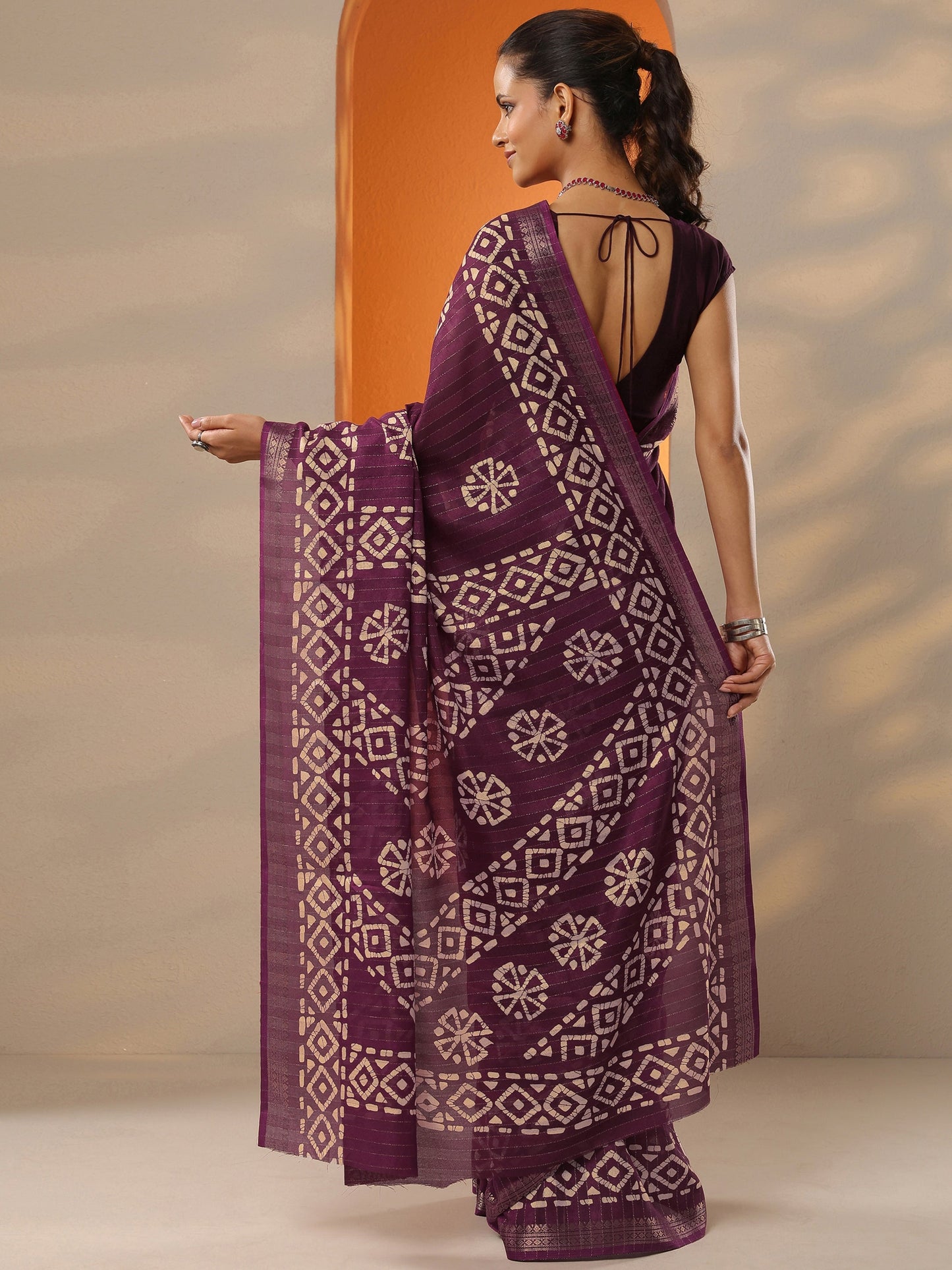 Maroon Printed Silk Blend Saree With Unstitched Blouse Piece