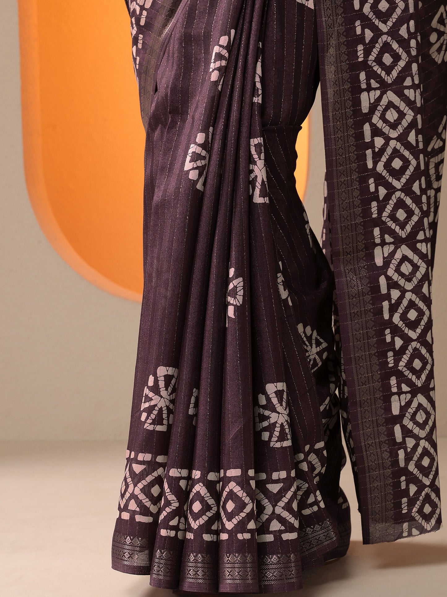 Purple Printed Silk Blend Saree With Unstitched Blouse Piece