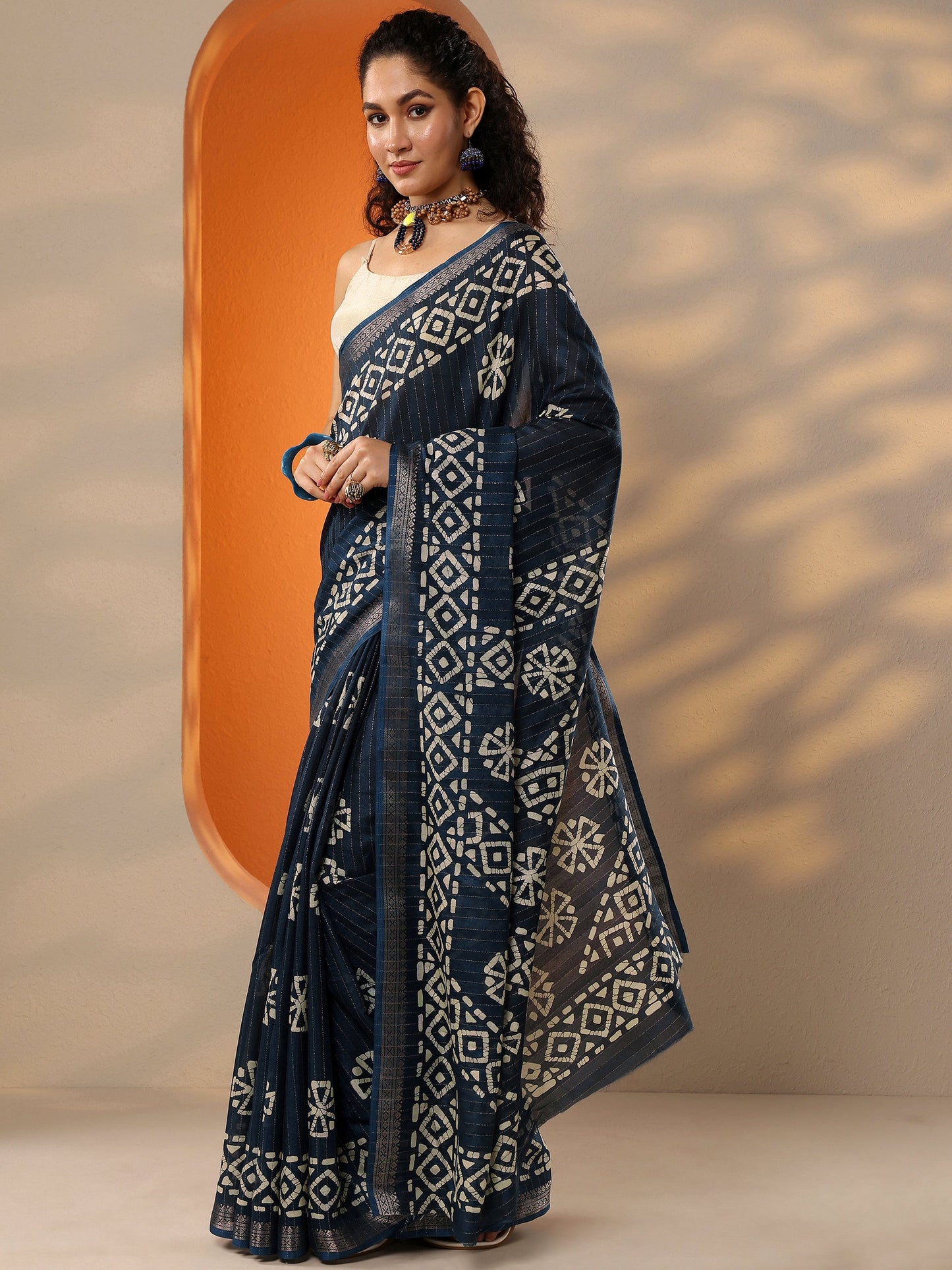 Navy Blue Printed Silk Blend Saree With Unstitched Blouse Piece