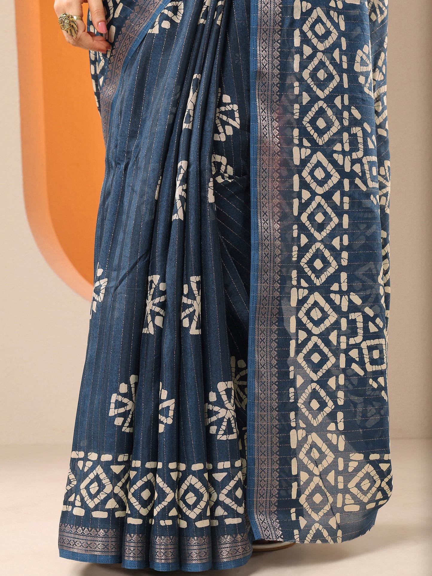 Navy Blue Printed Silk Blend Saree With Unstitched Blouse Piece