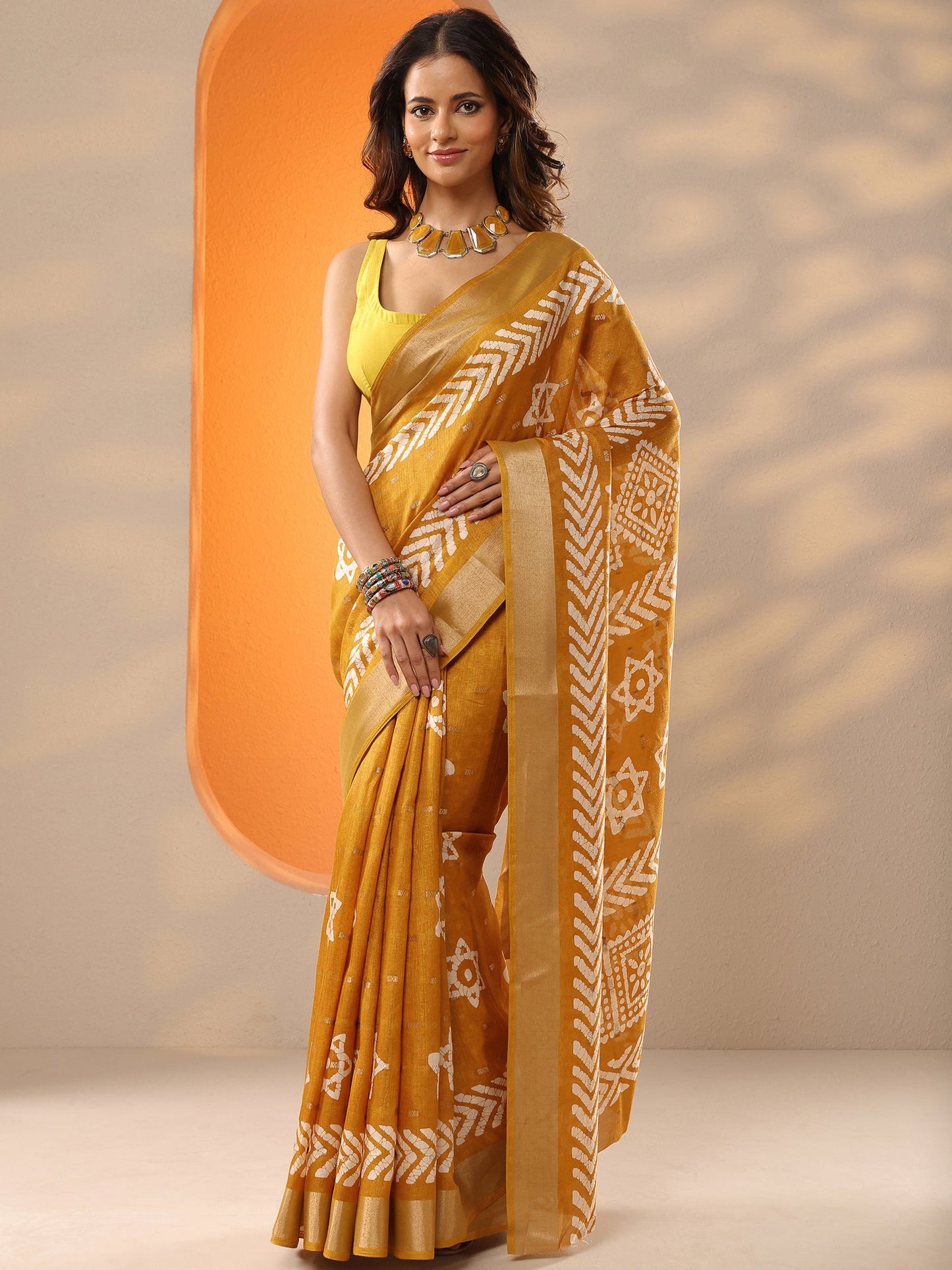 Mustard Printed Silk Blend Saree With Unstitched Blouse Piece