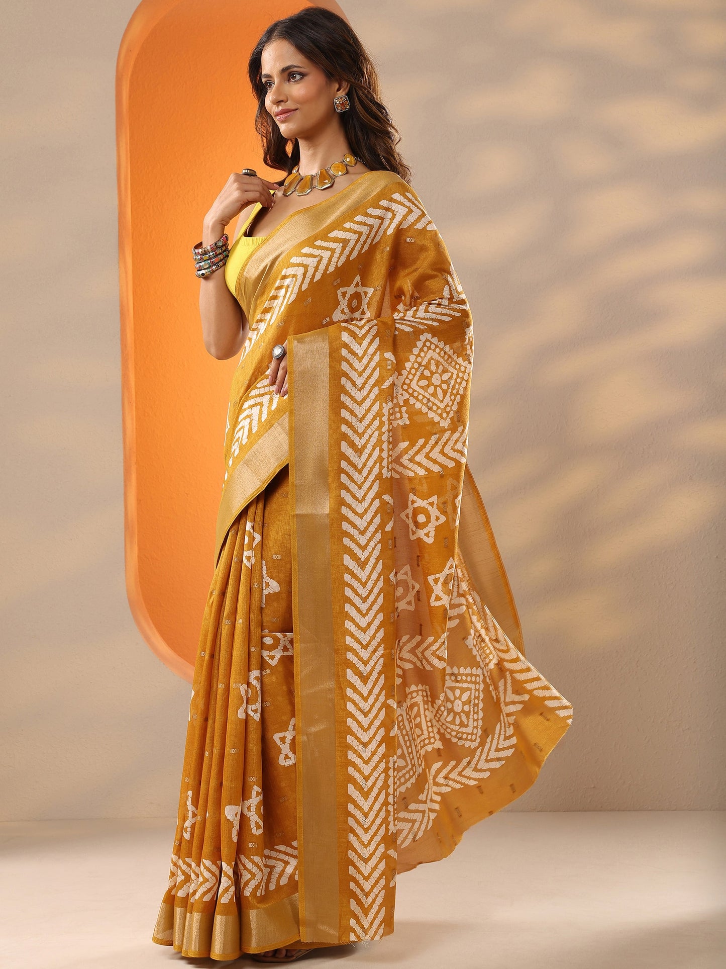 Mustard Printed Silk Blend Saree With Unstitched Blouse Piece
