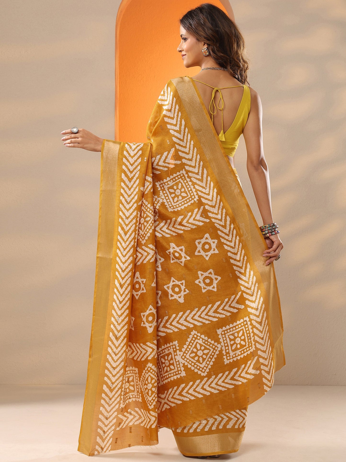Mustard Printed Silk Blend Saree With Unstitched Blouse Piece