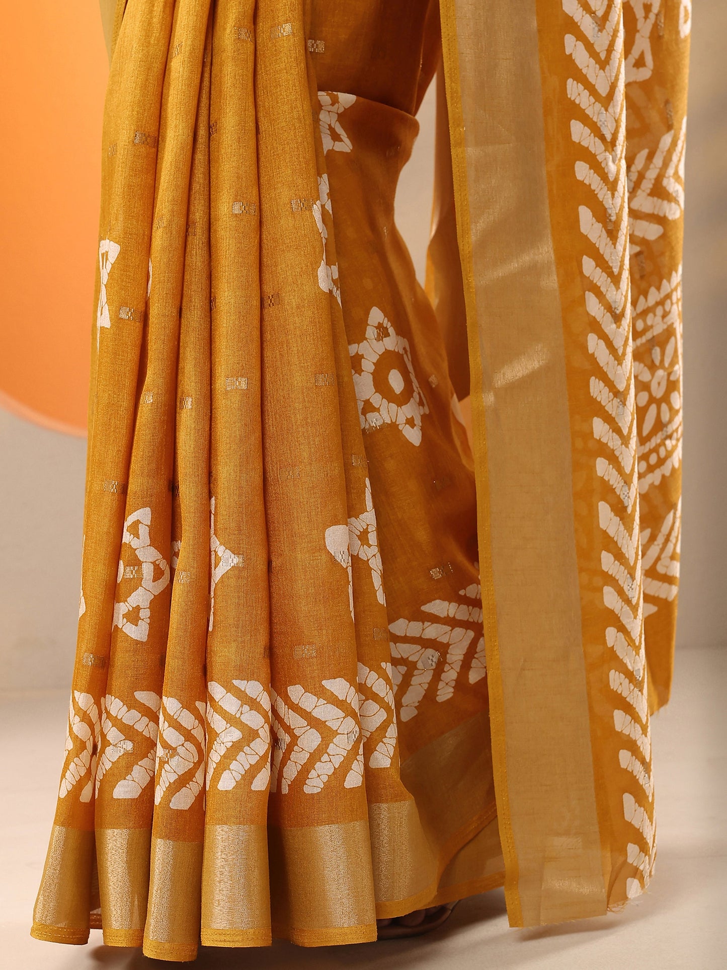 Mustard Printed Silk Blend Saree With Unstitched Blouse Piece