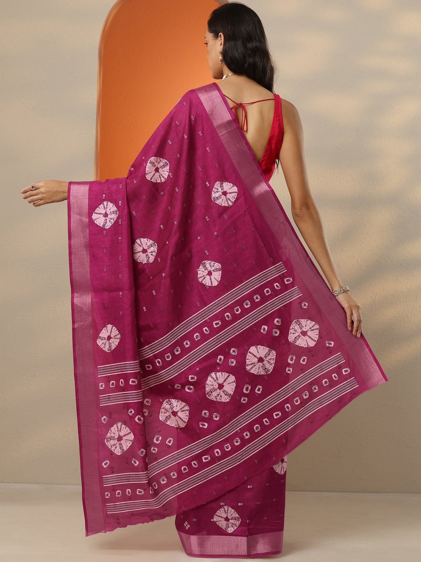 Magenta Printed Silk Blend Saree With Unstitched Blouse Piece