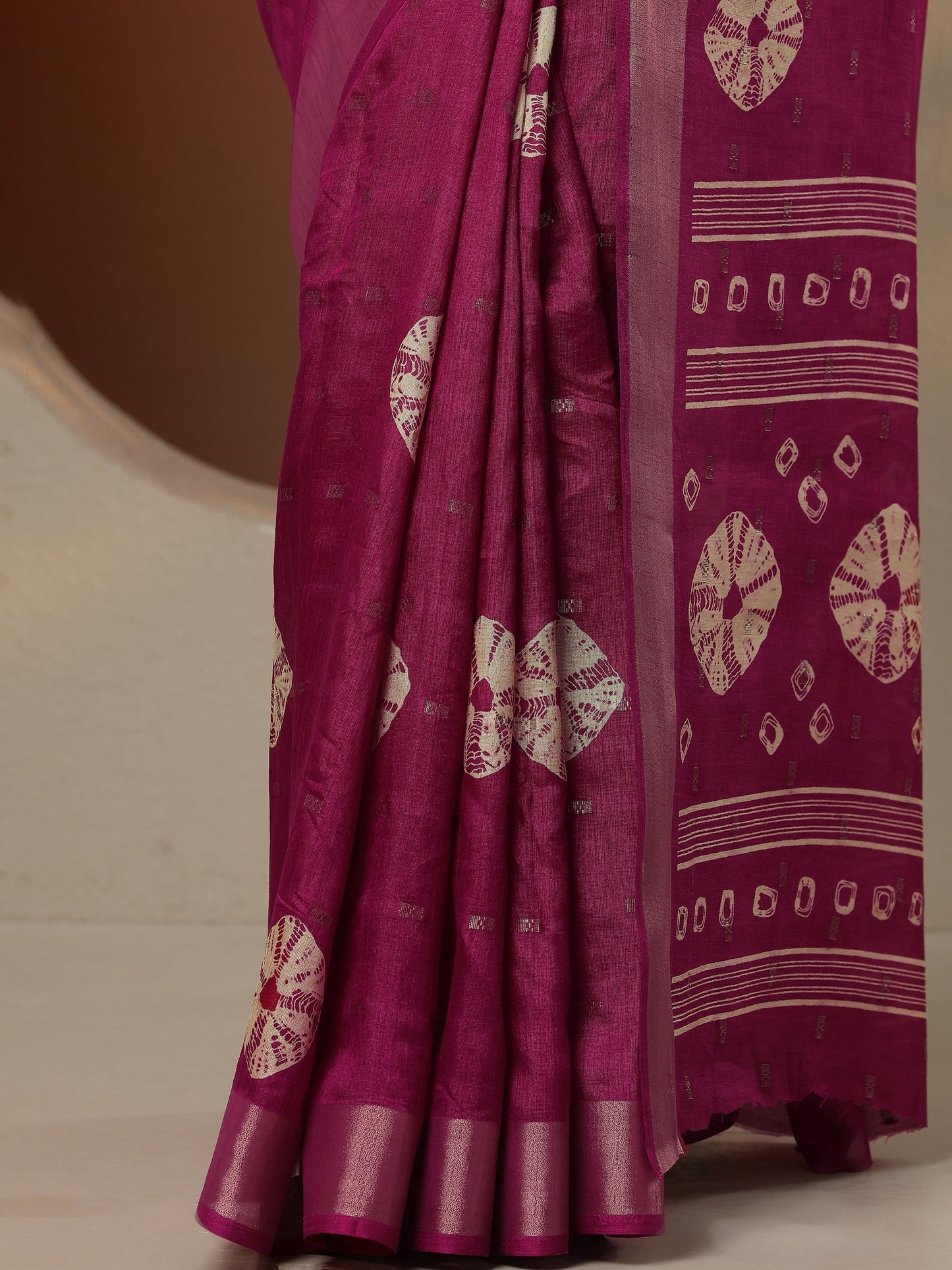 Magenta Printed Silk Blend Saree With Unstitched Blouse Piece