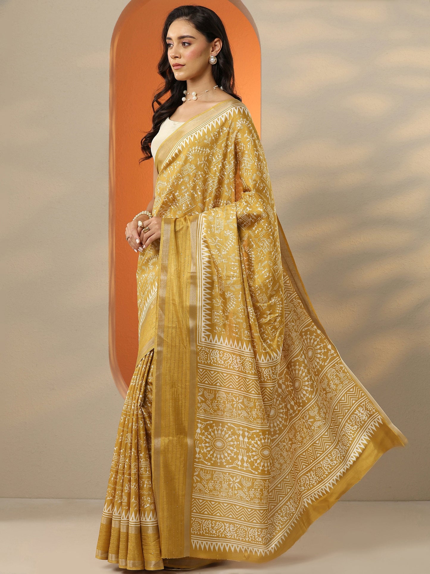 Mustard Printed Silk Blend Saree With Unstitched Blouse Piece