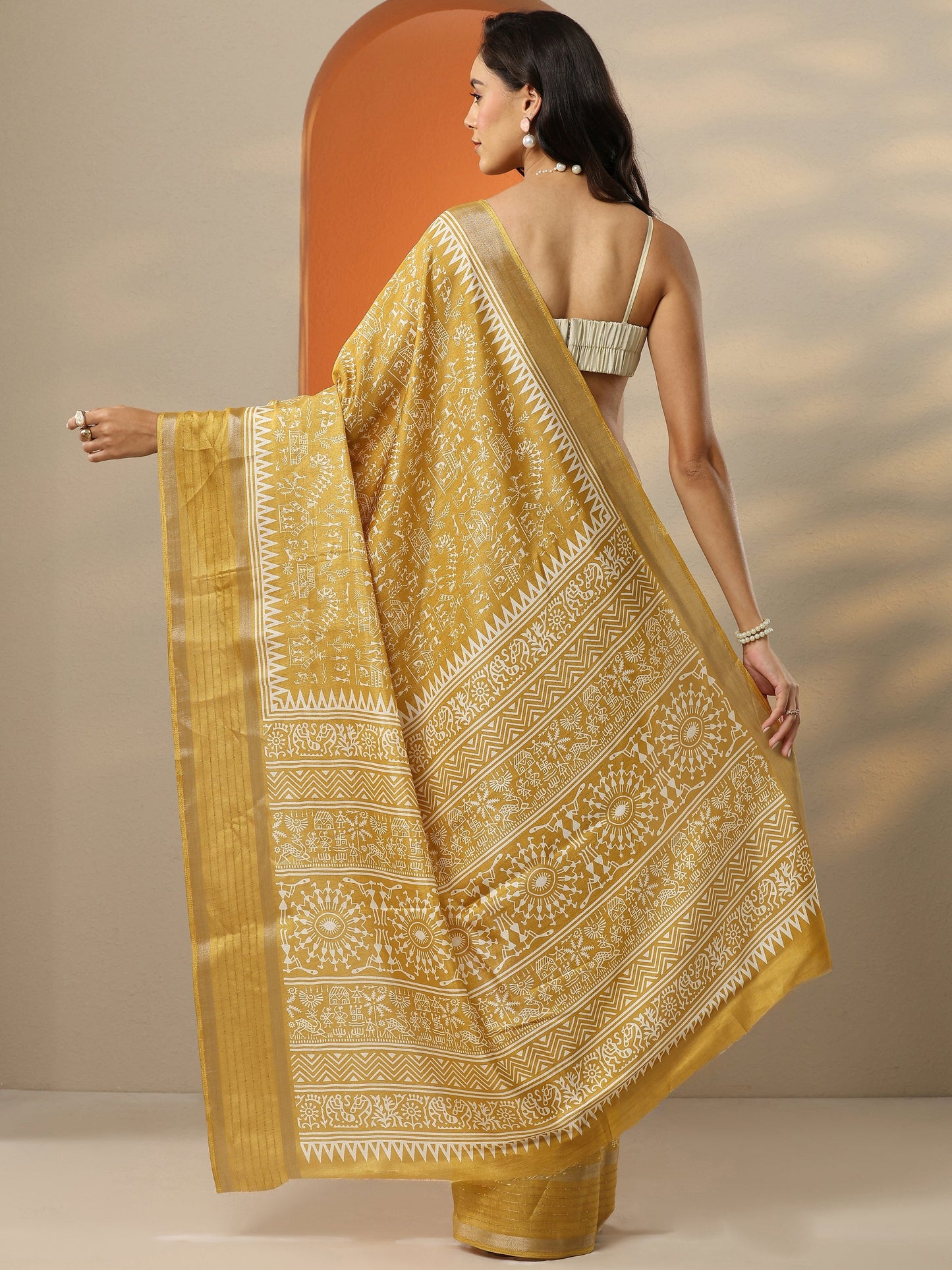 Mustard Printed Silk Blend Saree With Unstitched Blouse Piece
