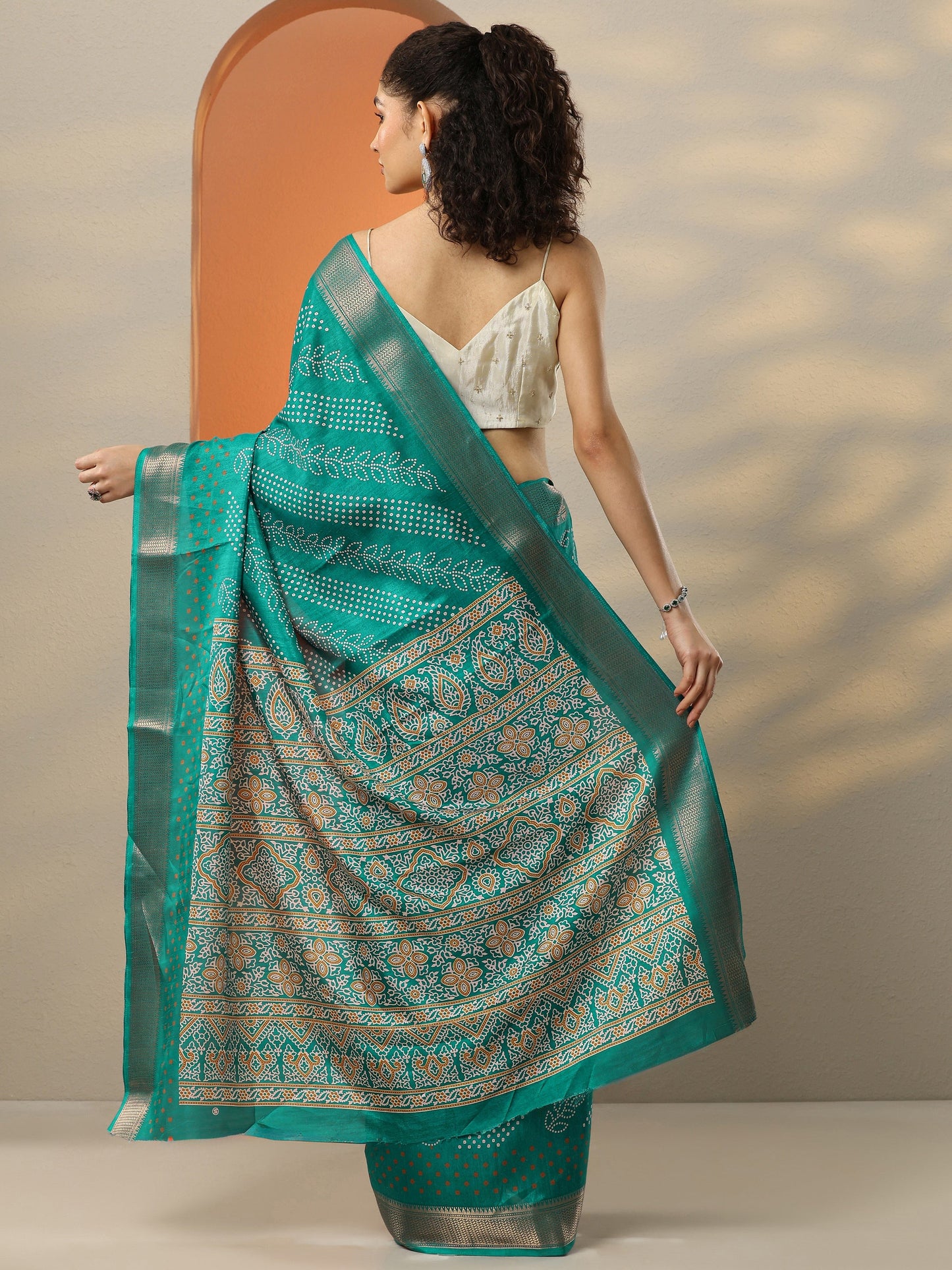 Green Bandhani Printed Silk Blend Saree With Unstitched Blouse Piece