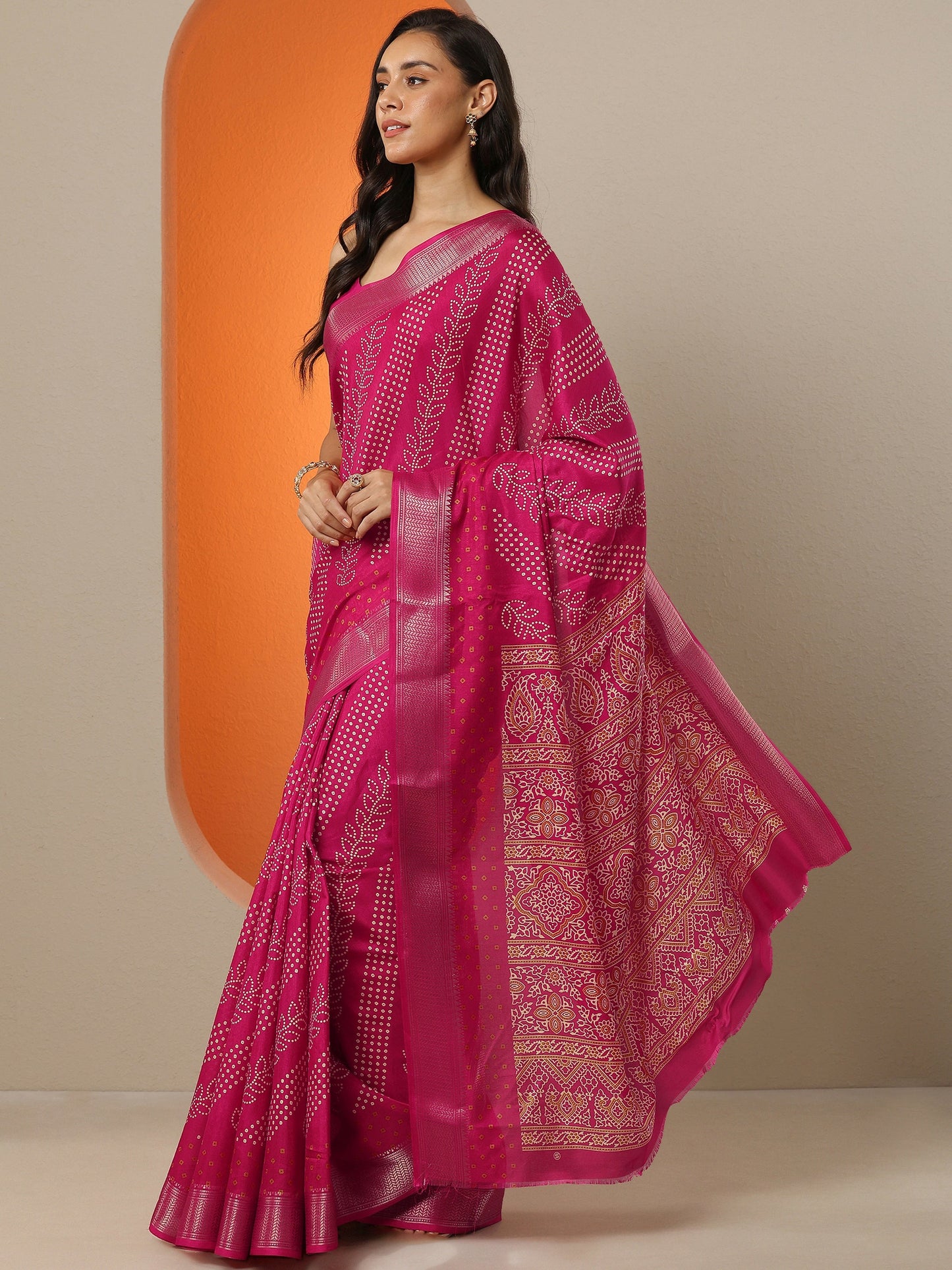 Magenta Bandhani Printed Silk Blend Saree With Unstitched Blouse Piece