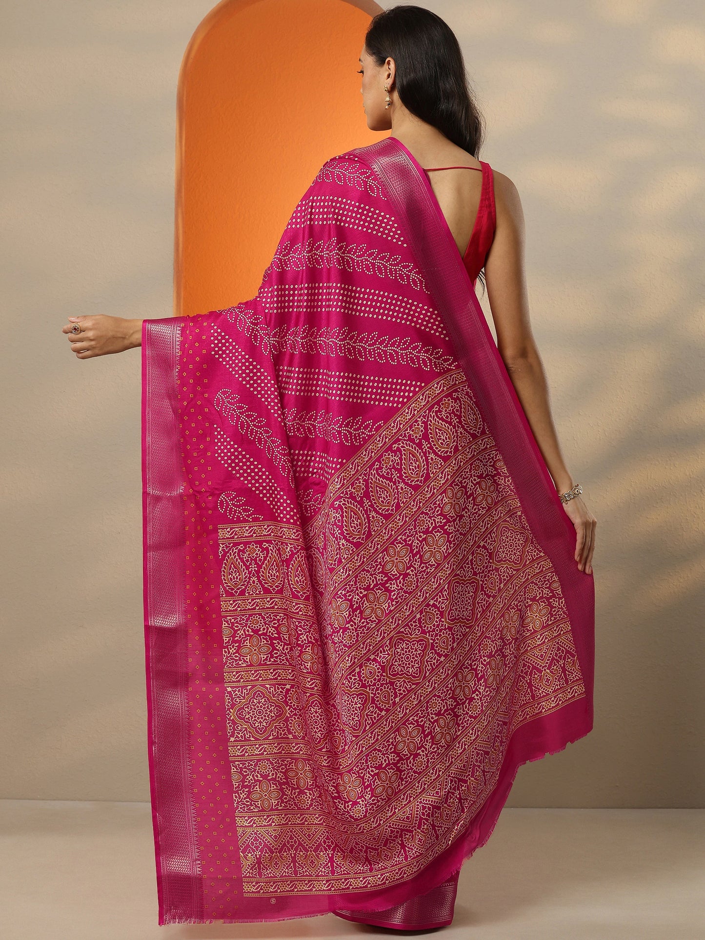 Magenta Bandhani Printed Silk Blend Saree With Unstitched Blouse Piece