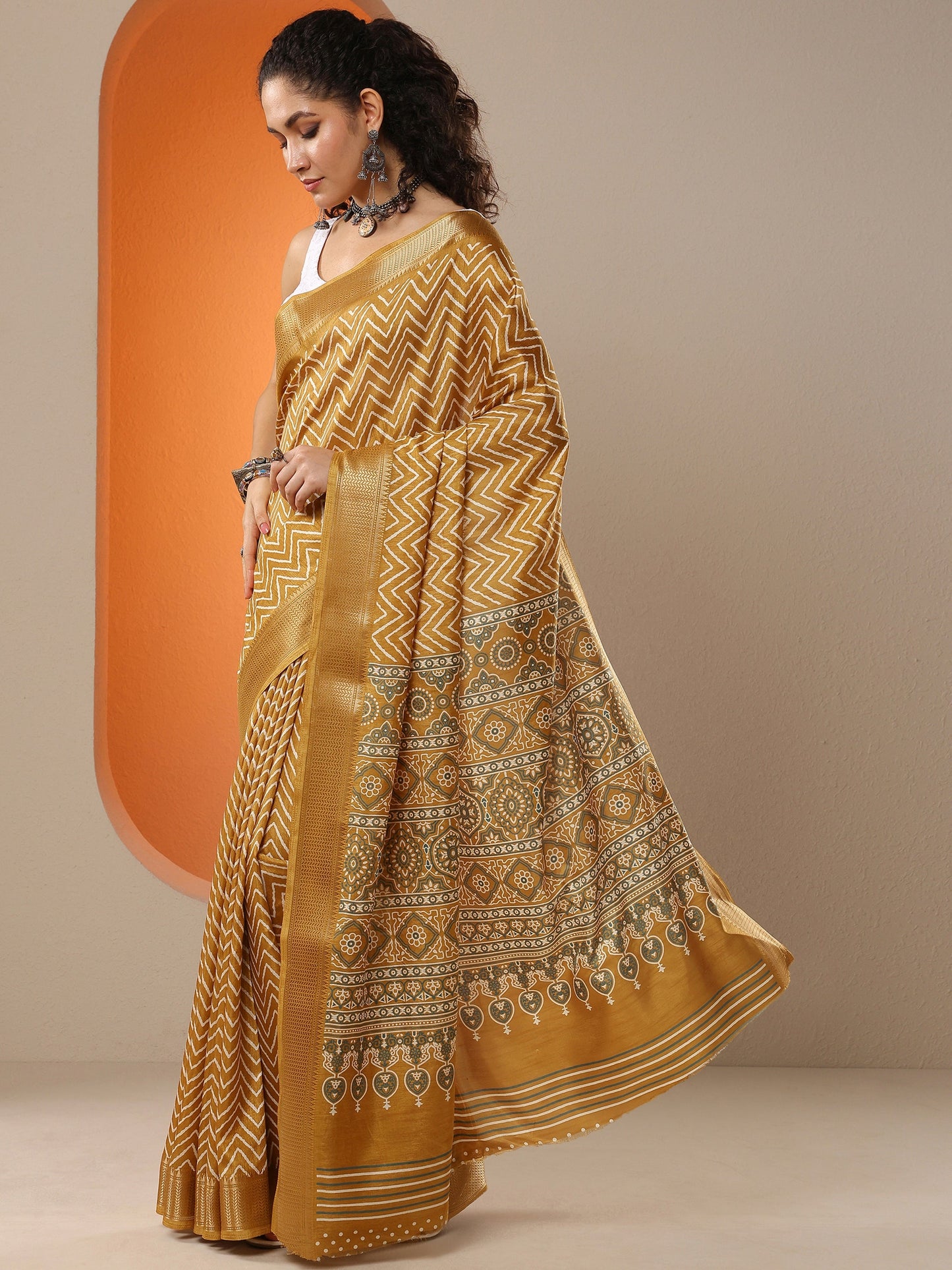 Mustard Leheriya Printed Silk Blend Saree With Unstitched Blouse Piece