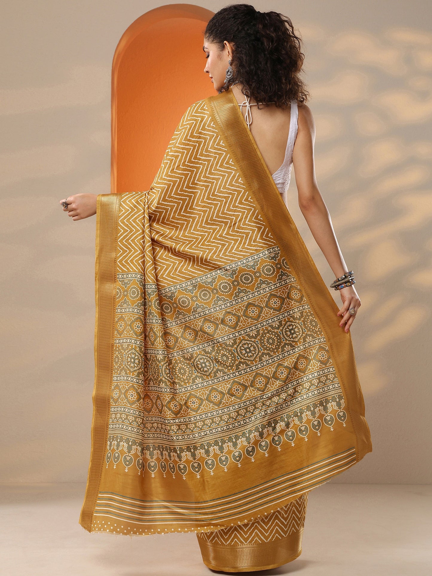 Mustard Leheriya Printed Silk Blend Saree With Unstitched Blouse Piece