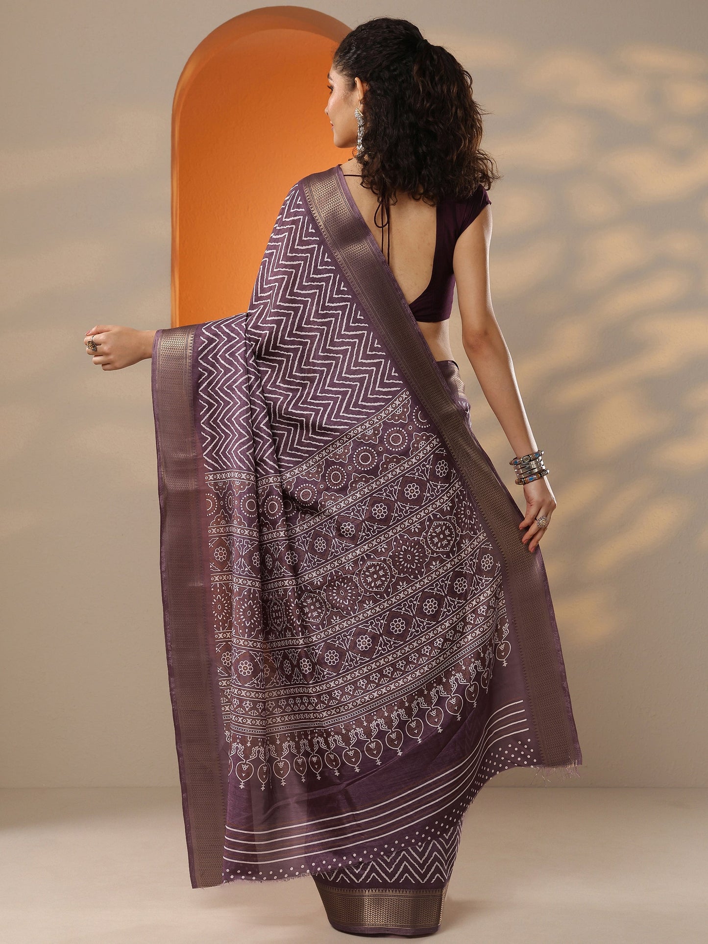 Brown Leheriya Printed Silk Blend Saree With Unstitched Blouse Piece