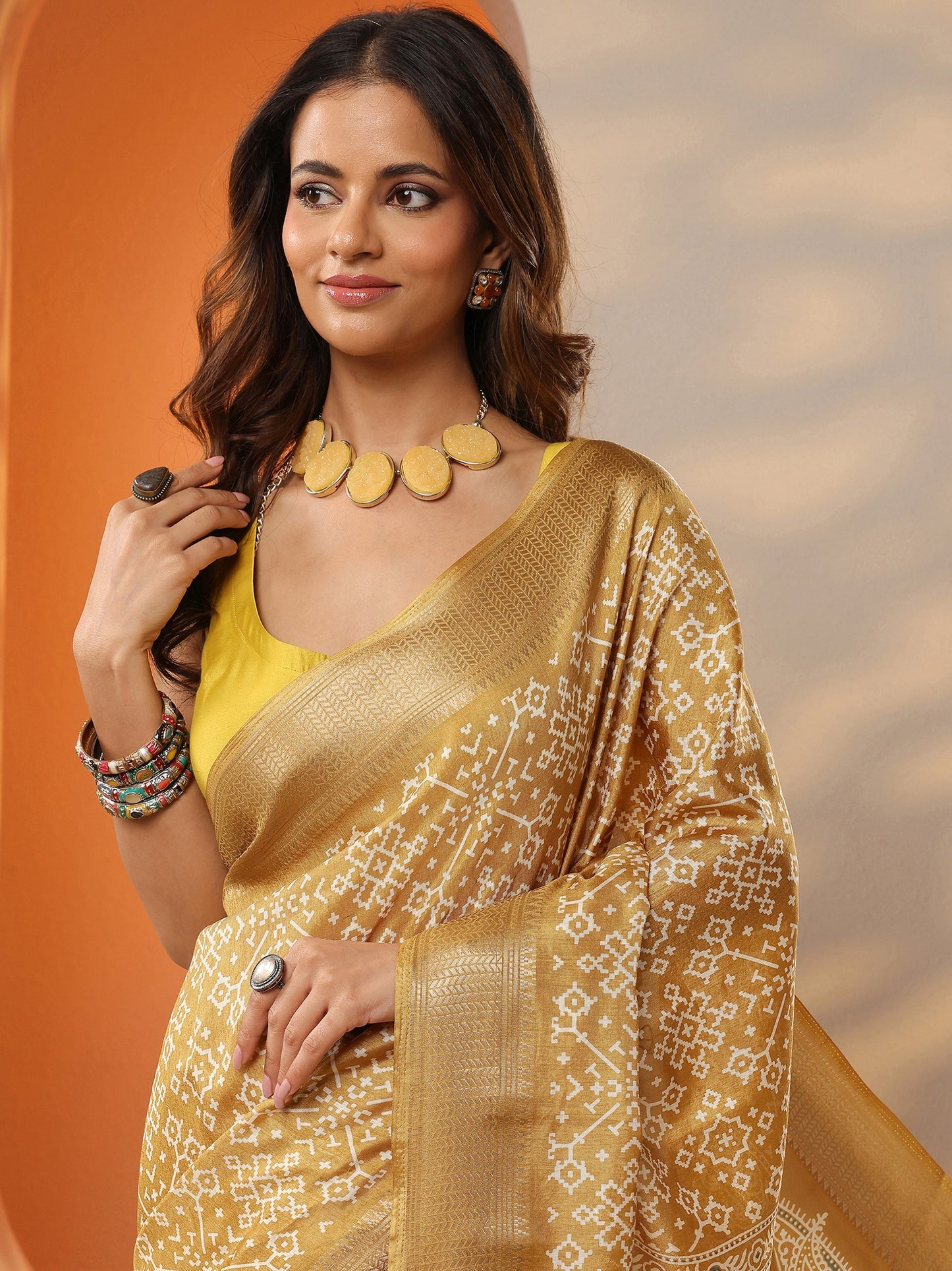 Mustard Printed Silk Blend Saree With Unstitched Blouse Piece