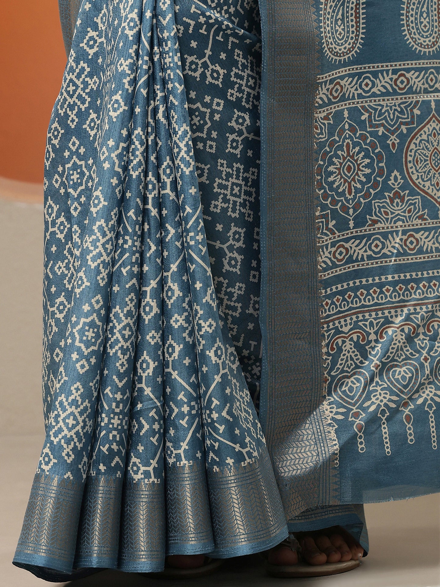 Blue Printed Silk Blend Saree With Unstitched Blouse Piece