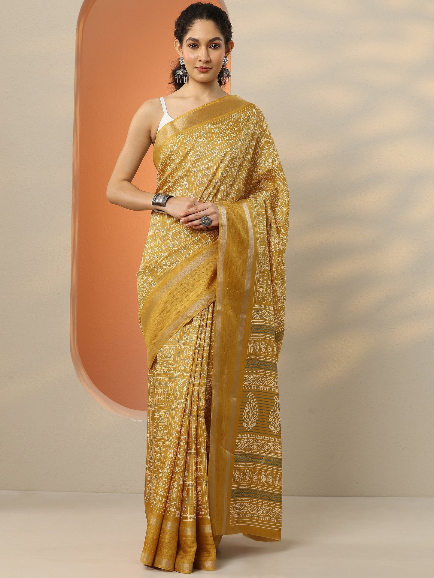Mustard Printed Silk Blend Saree With Unstitched Blouse Piece