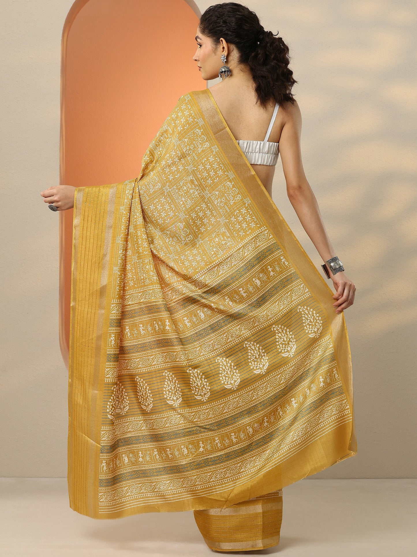 Mustard Printed Silk Blend Saree With Unstitched Blouse Piece