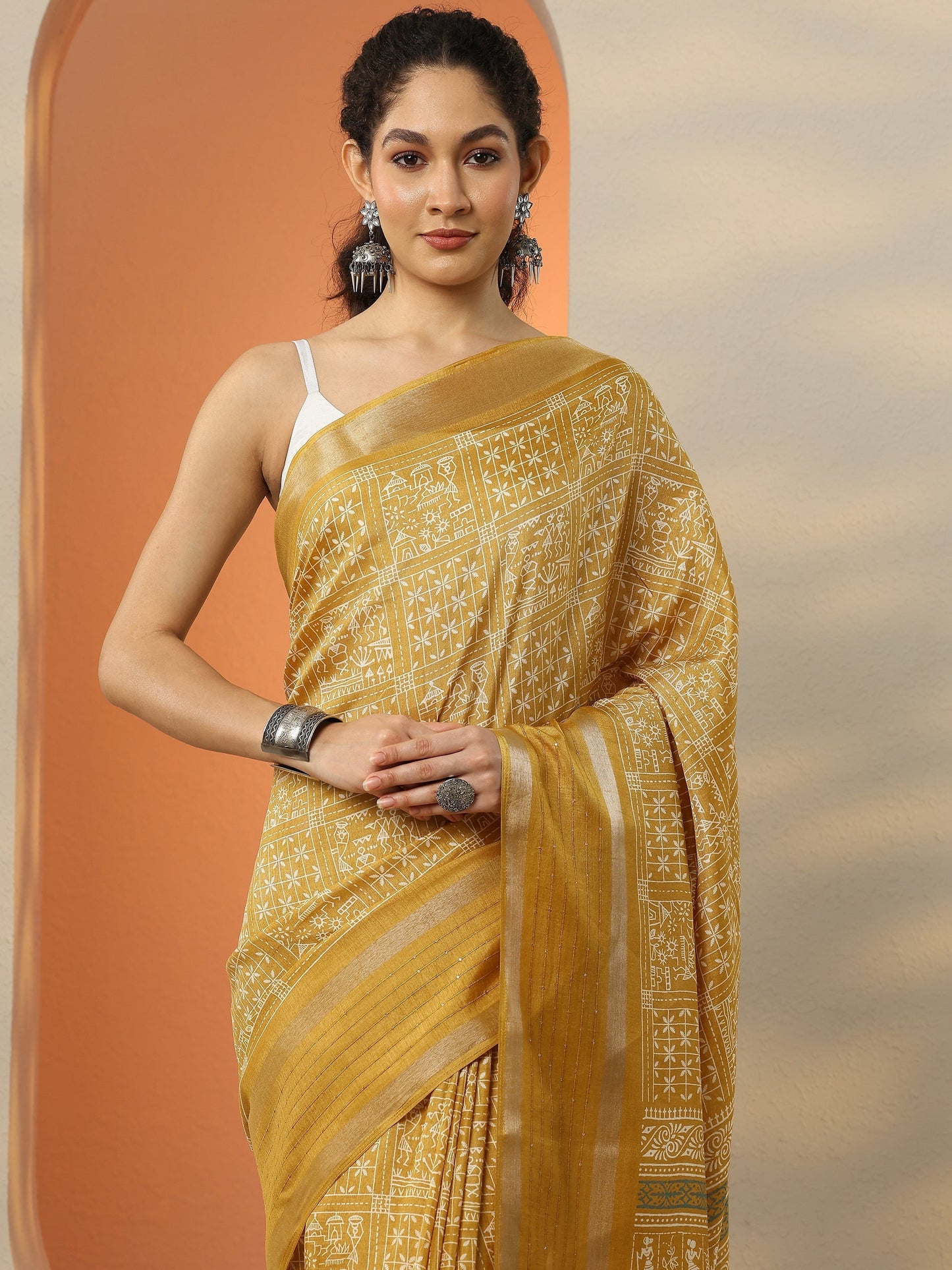 Mustard Printed Silk Blend Saree With Unstitched Blouse Piece