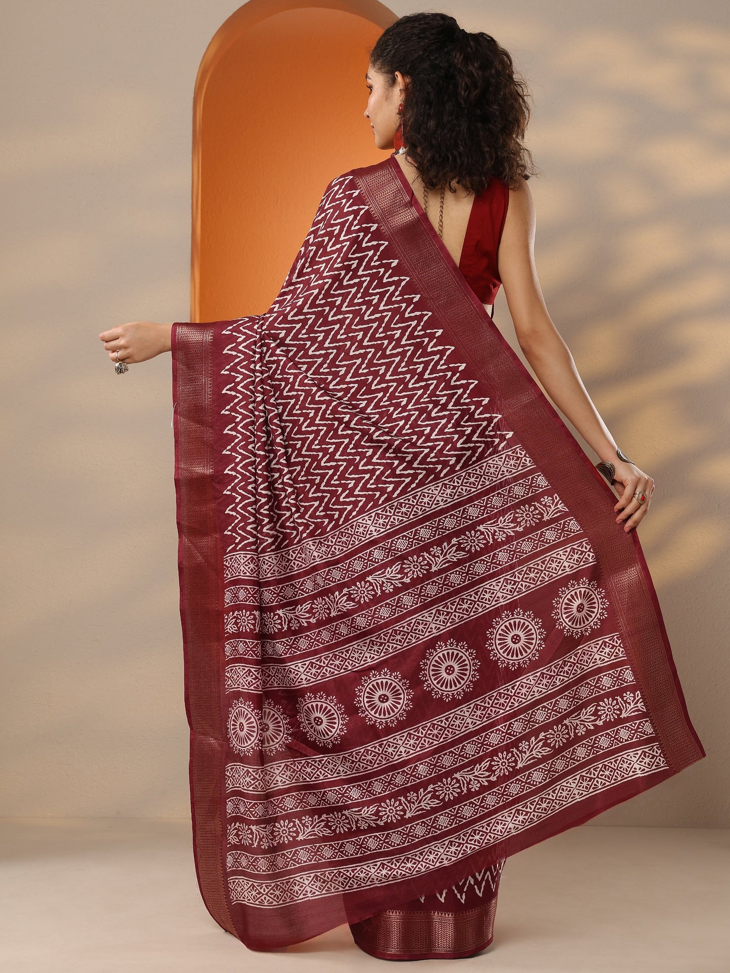 Maroon Leheriya Printed Silk Blend Saree With Unstitched Blouse Piece