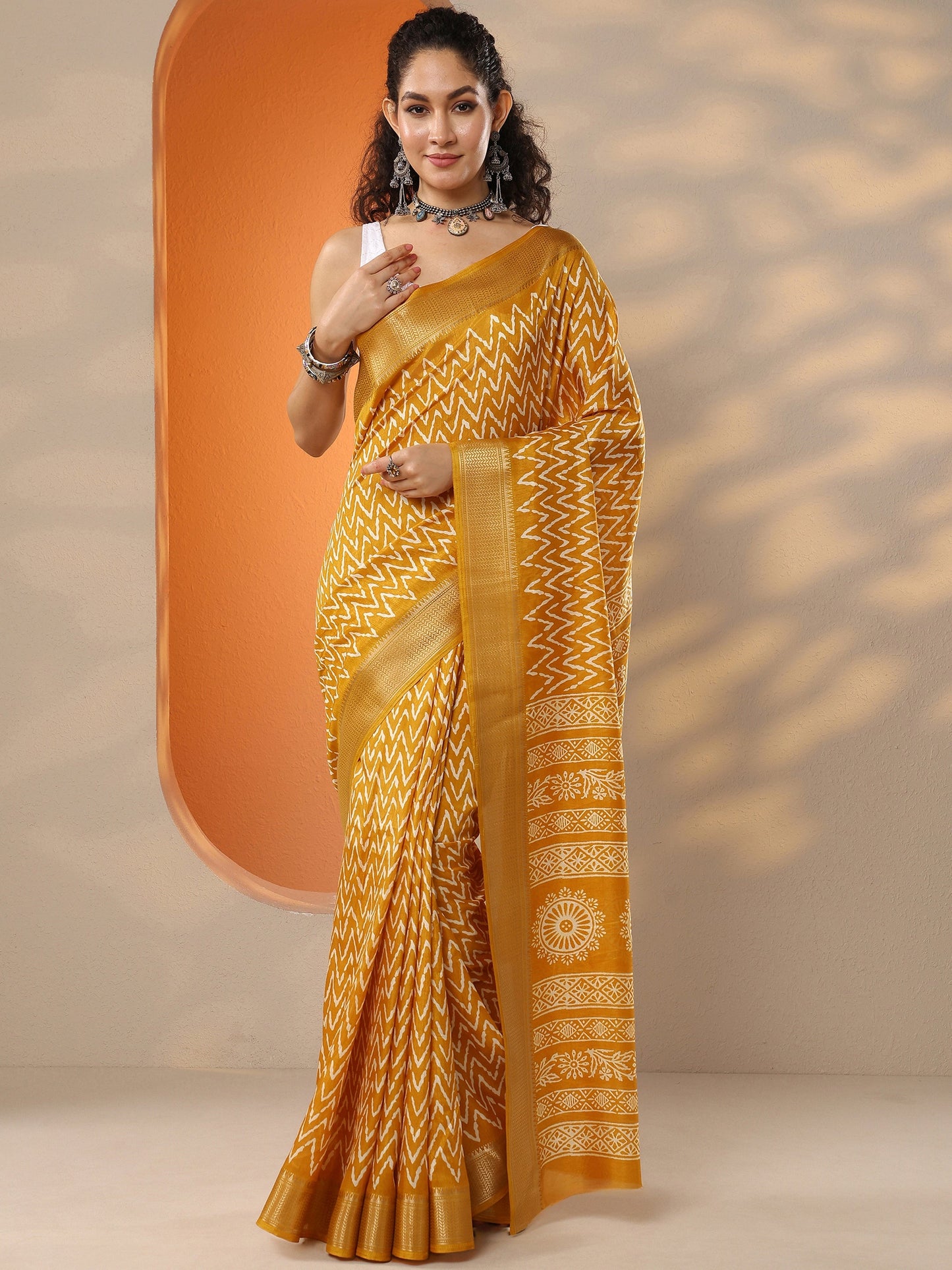 Mustard Leheriya Printed Silk Blend Saree With Unstitched Blouse Piece