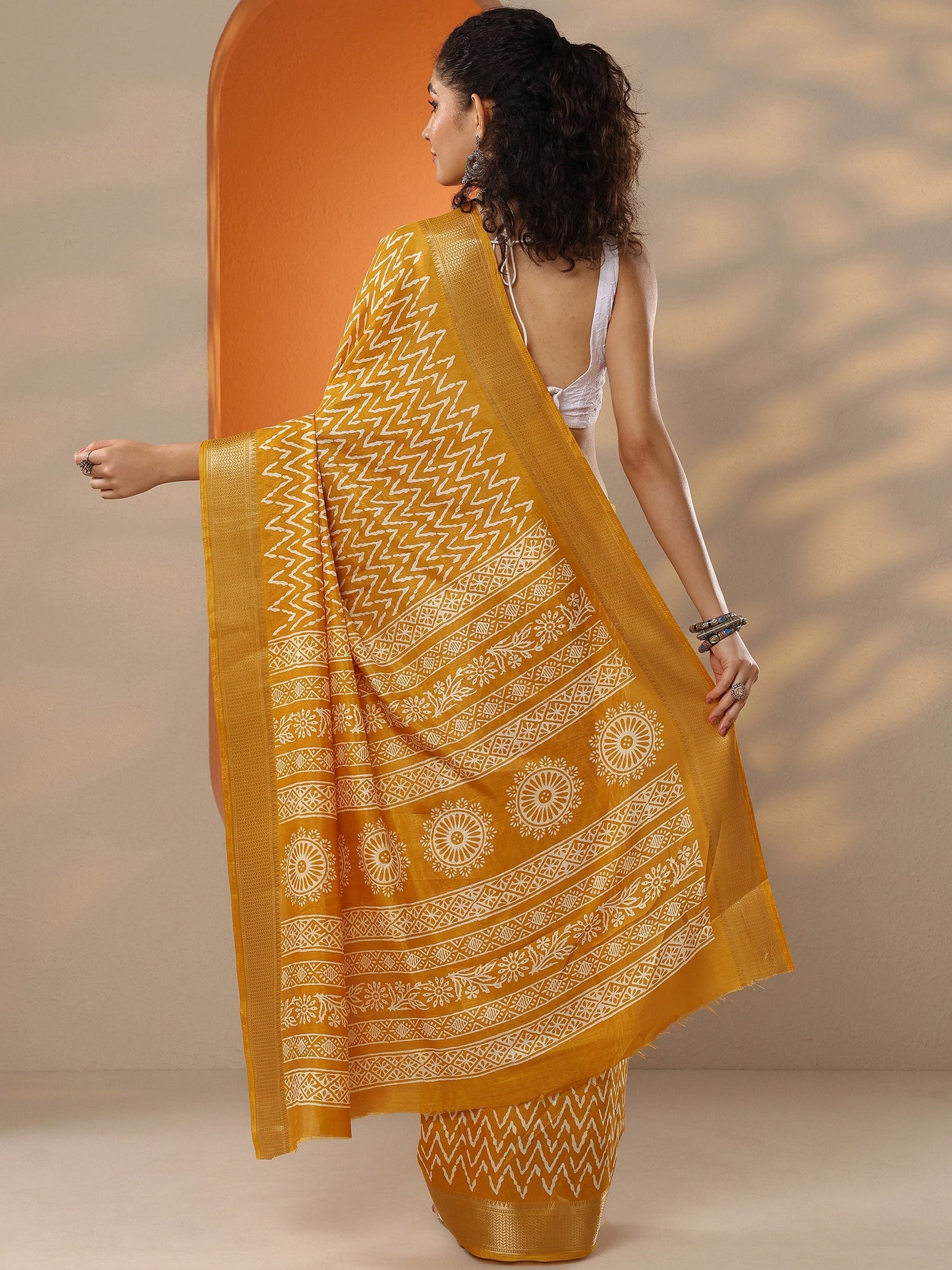 Mustard Leheriya Printed Silk Blend Saree With Unstitched Blouse Piece