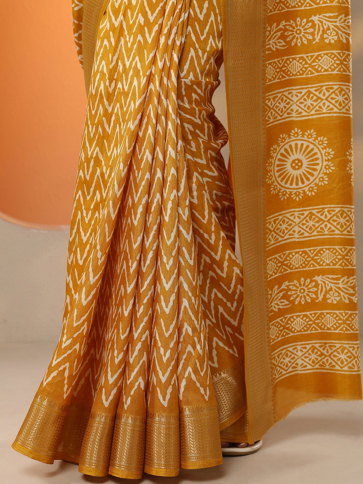 Mustard Leheriya Printed Silk Blend Saree With Unstitched Blouse Piece