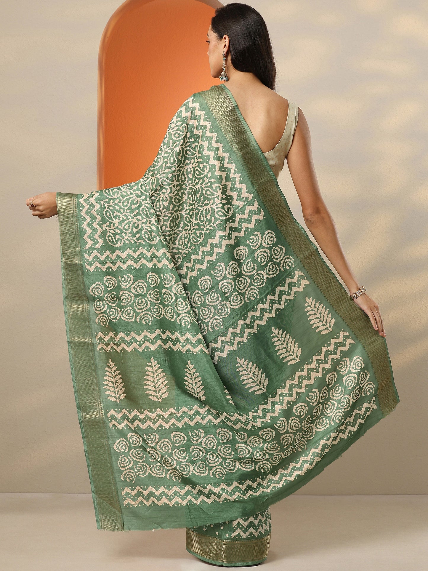 Green Batik Printed Silk Blend Saree With Unstitched Blouse Piece