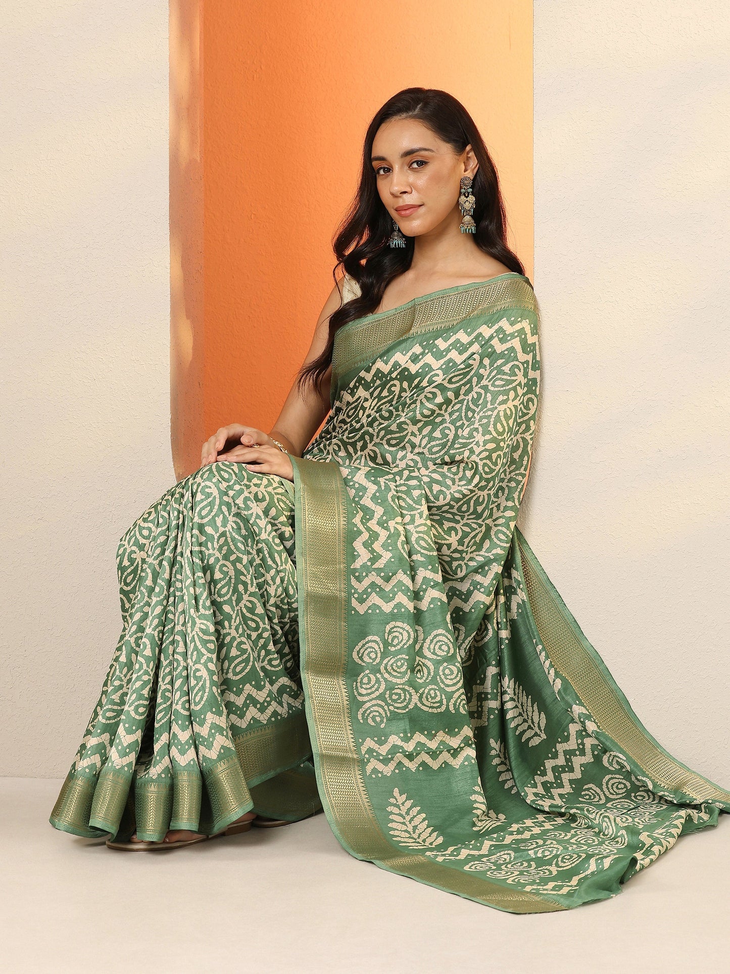 Green Batik Printed Silk Blend Saree With Unstitched Blouse Piece