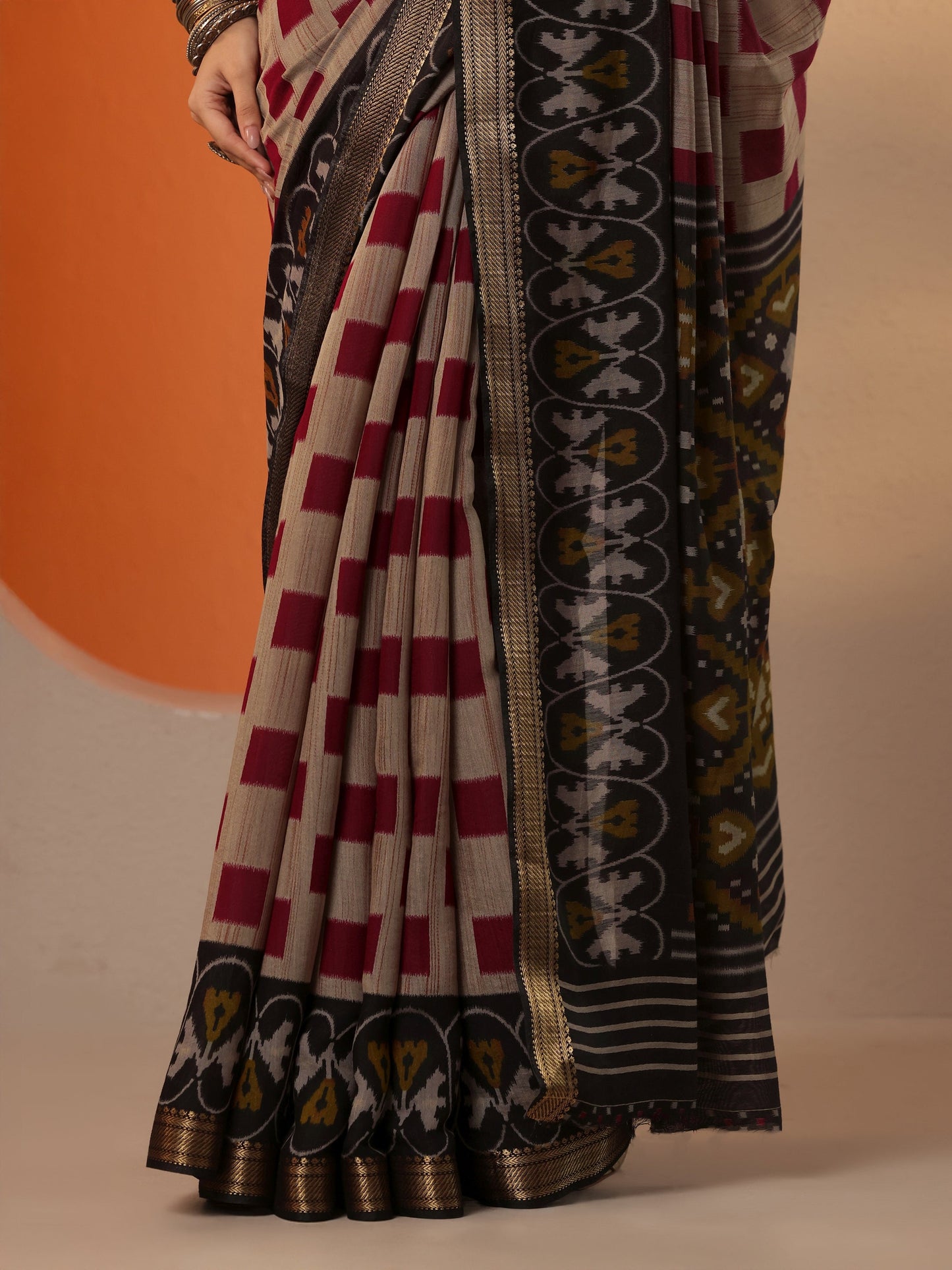 Beige Printed Silk Blend Saree With Unstitched Blouse Piece