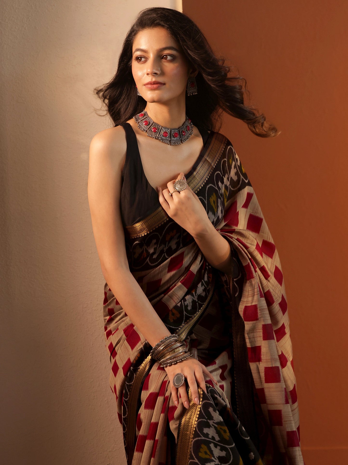 Beige Printed Silk Blend Saree With Unstitched Blouse Piece