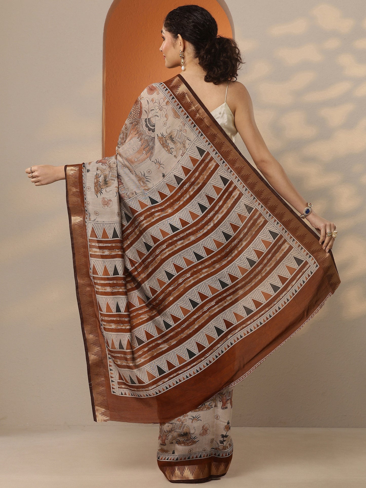 Beige Printed Silk Blend Saree With Unstitched Blouse Piece