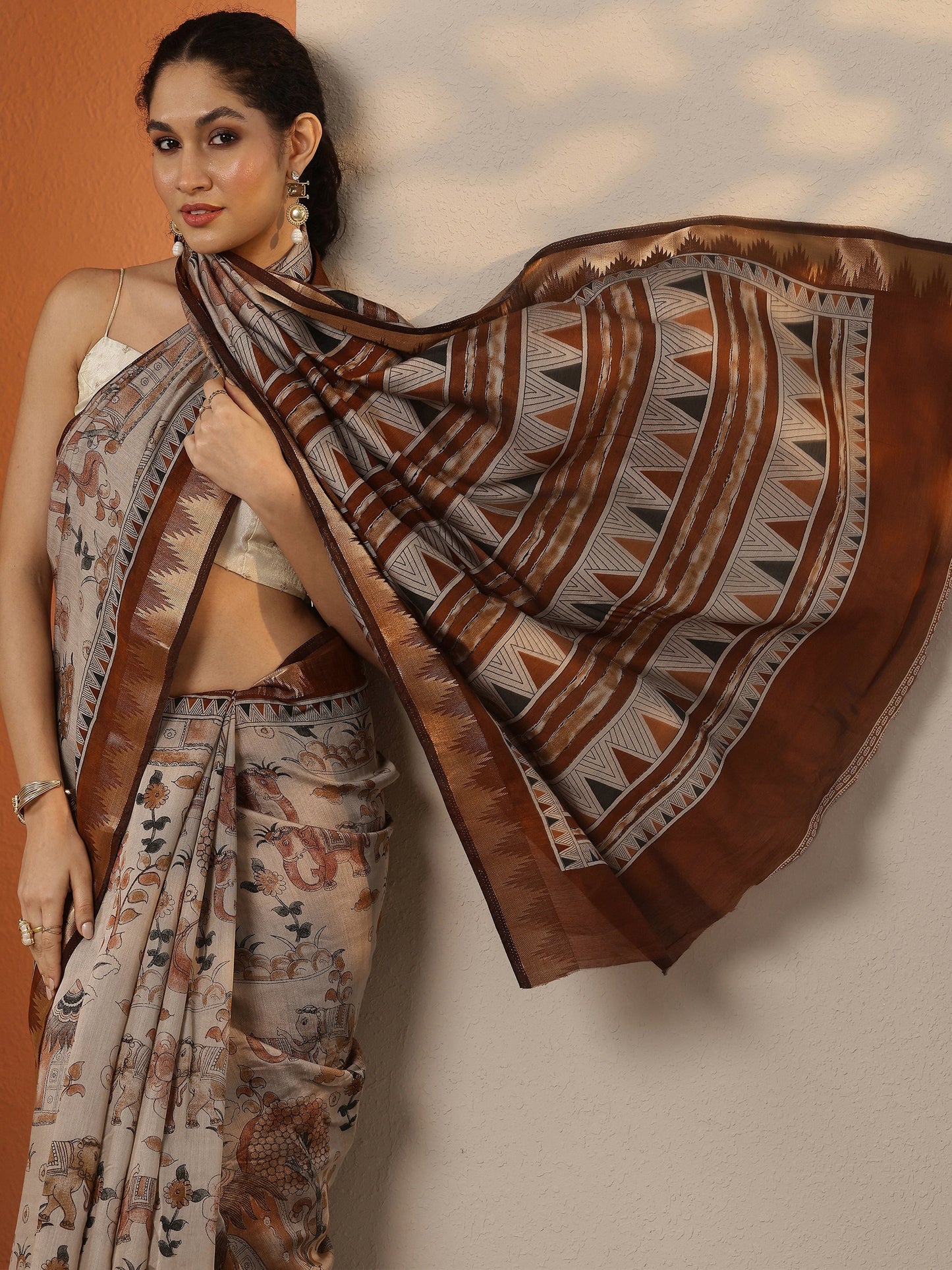 Beige Printed Silk Blend Saree With Unstitched Blouse Piece