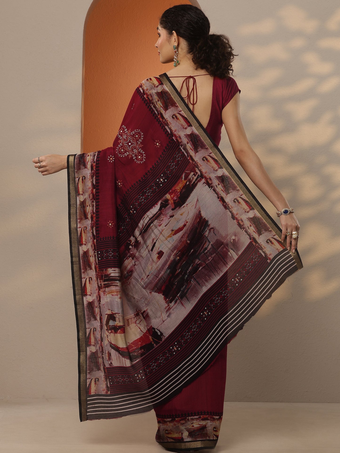 Maroon Printed Silk Blend Saree With Unstitched Blouse Piece