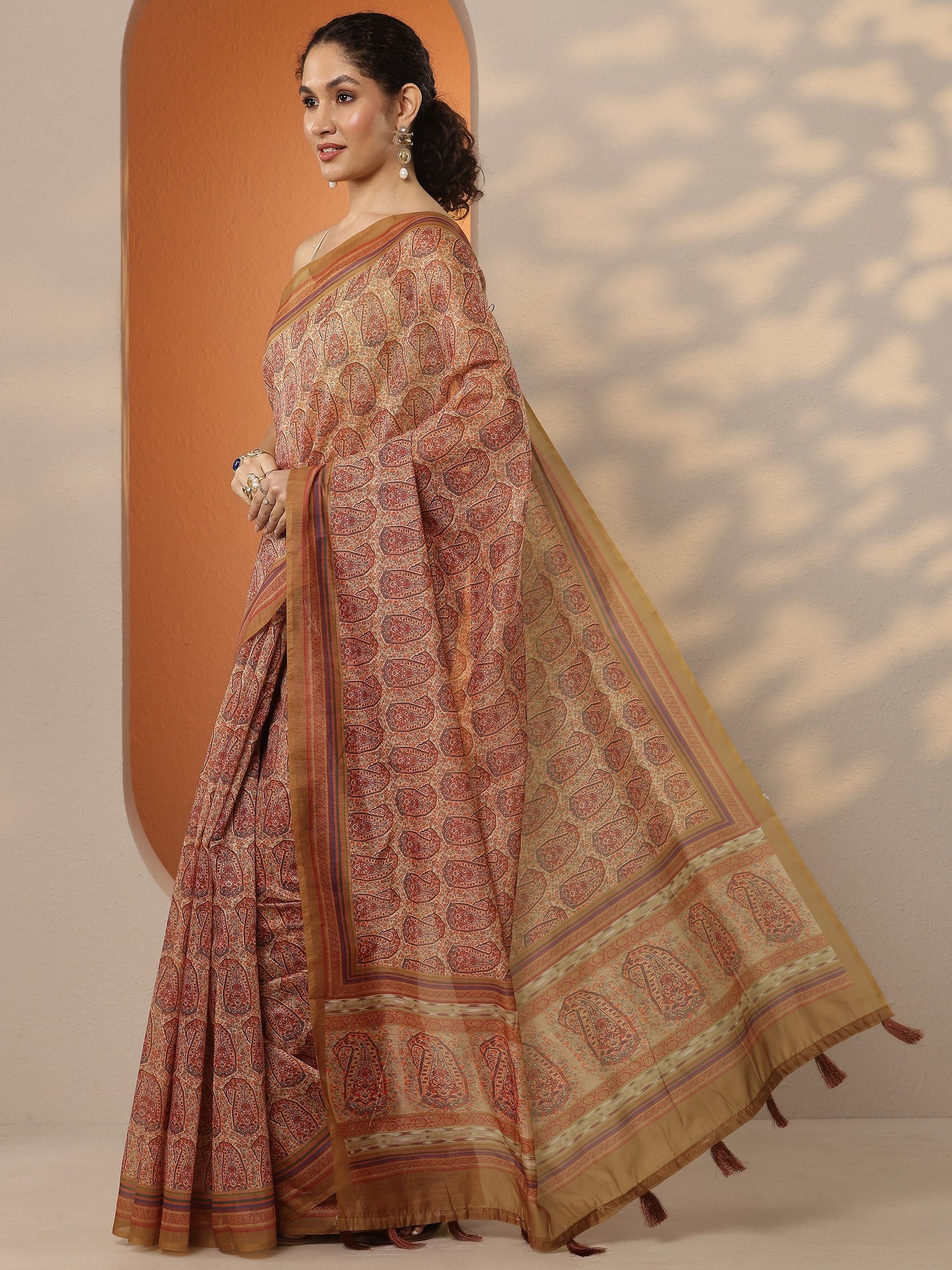Brown Printed Silk Blend Saree With Unstitched Blouse Piece