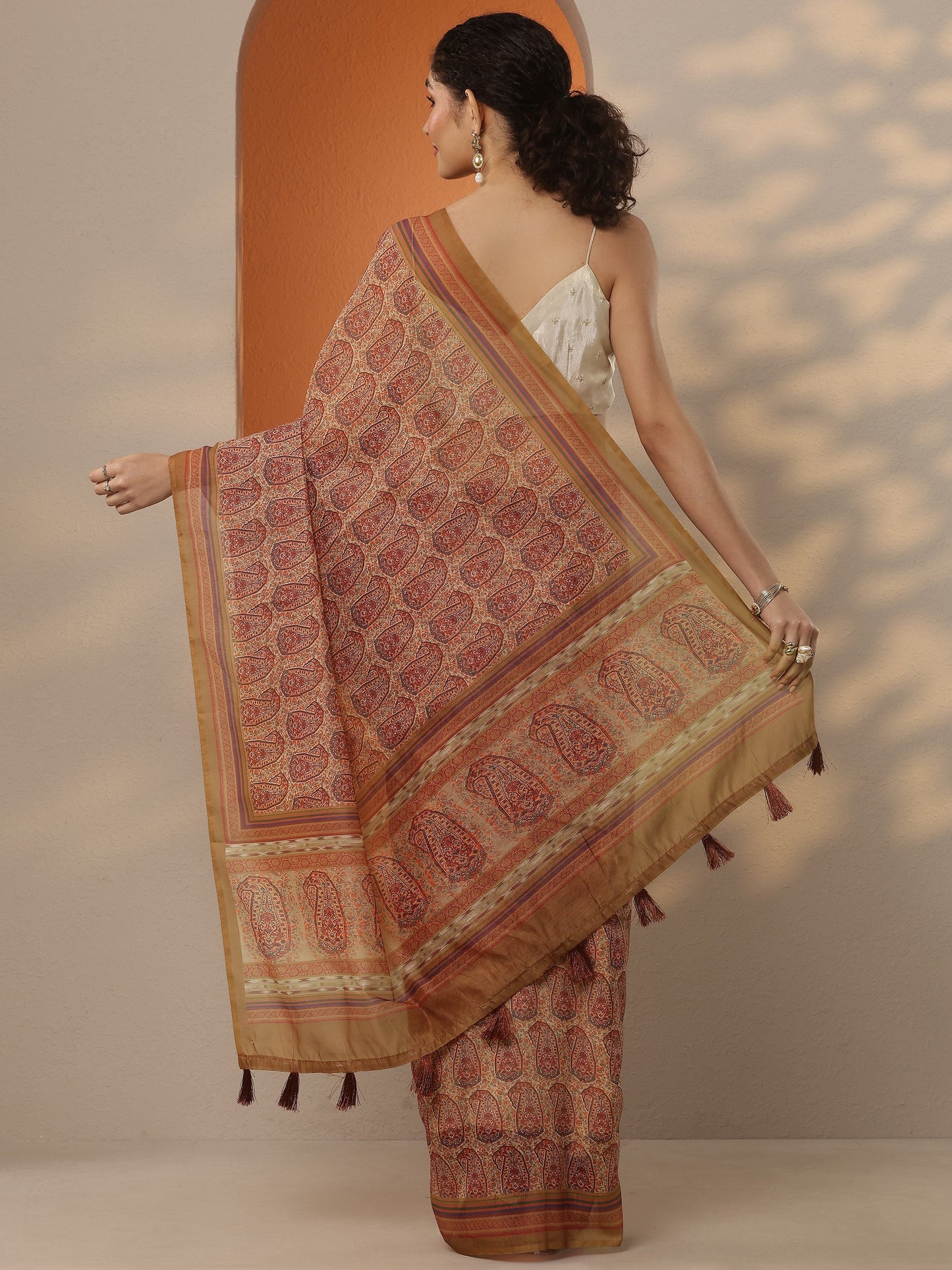 Brown Printed Silk Blend Saree With Unstitched Blouse Piece