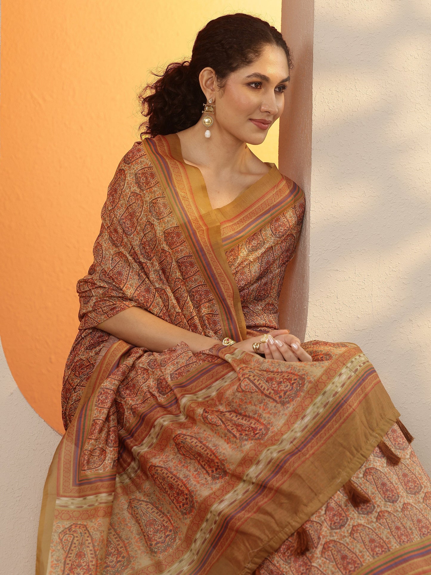 Brown Printed Silk Blend Saree With Unstitched Blouse Piece